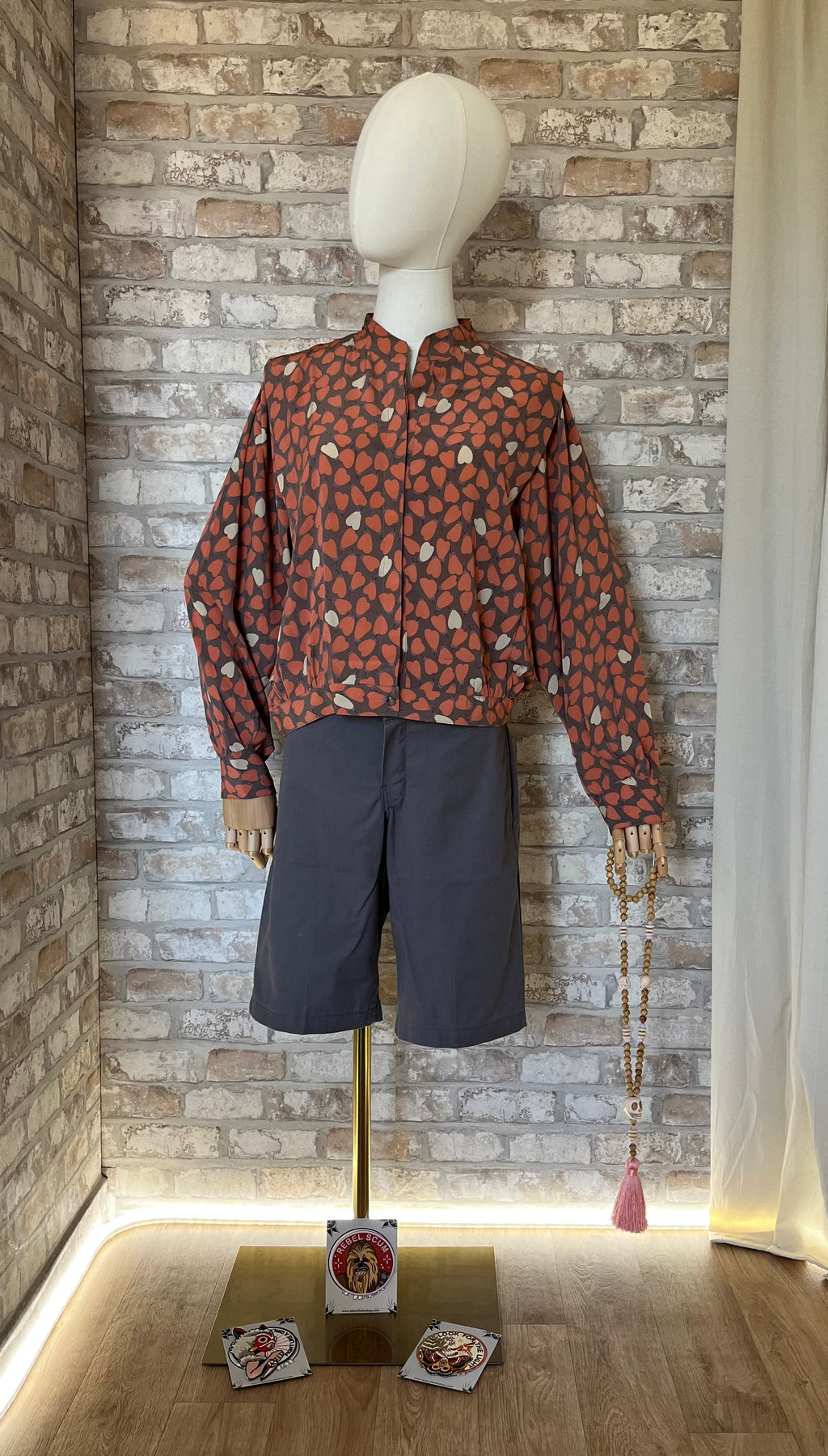 Blouse Vintage Charming Seoul Imprimé Coeurs & Poires | 80s 90s  / Bermuda Dickies / Patchs La Barbuda / Sautoir Wood 'n skulls