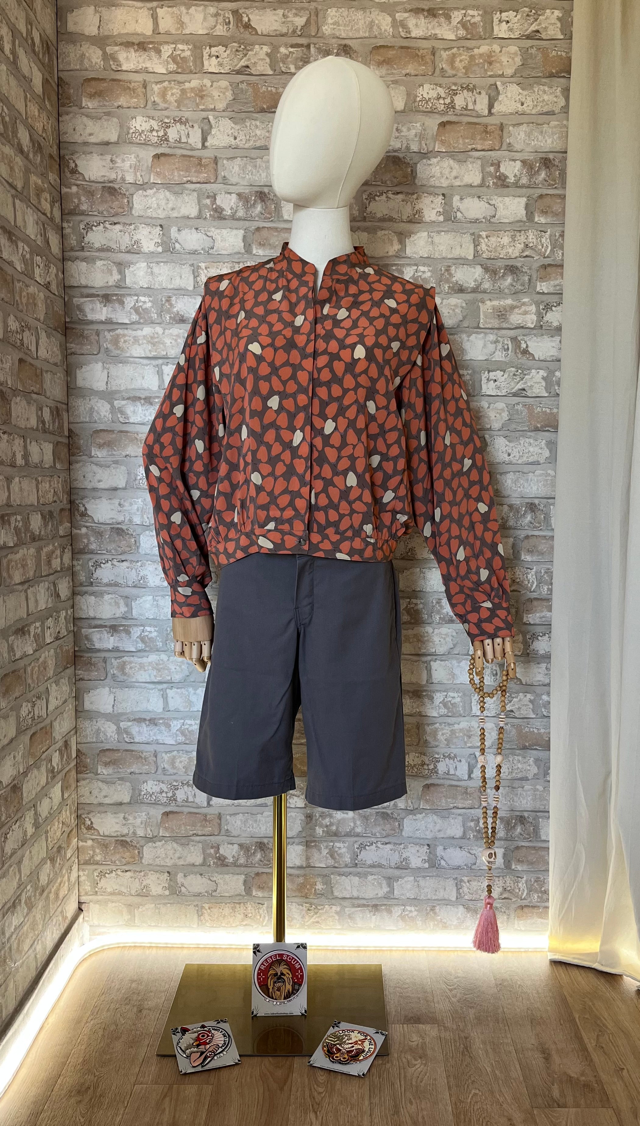 Blouse Vintage Charming Seoul Imprimé Coeurs & Poires | 80s 90s  / Bermuda Dickies / Patchs La Barbuda / Sautoir Wood 'n skulls