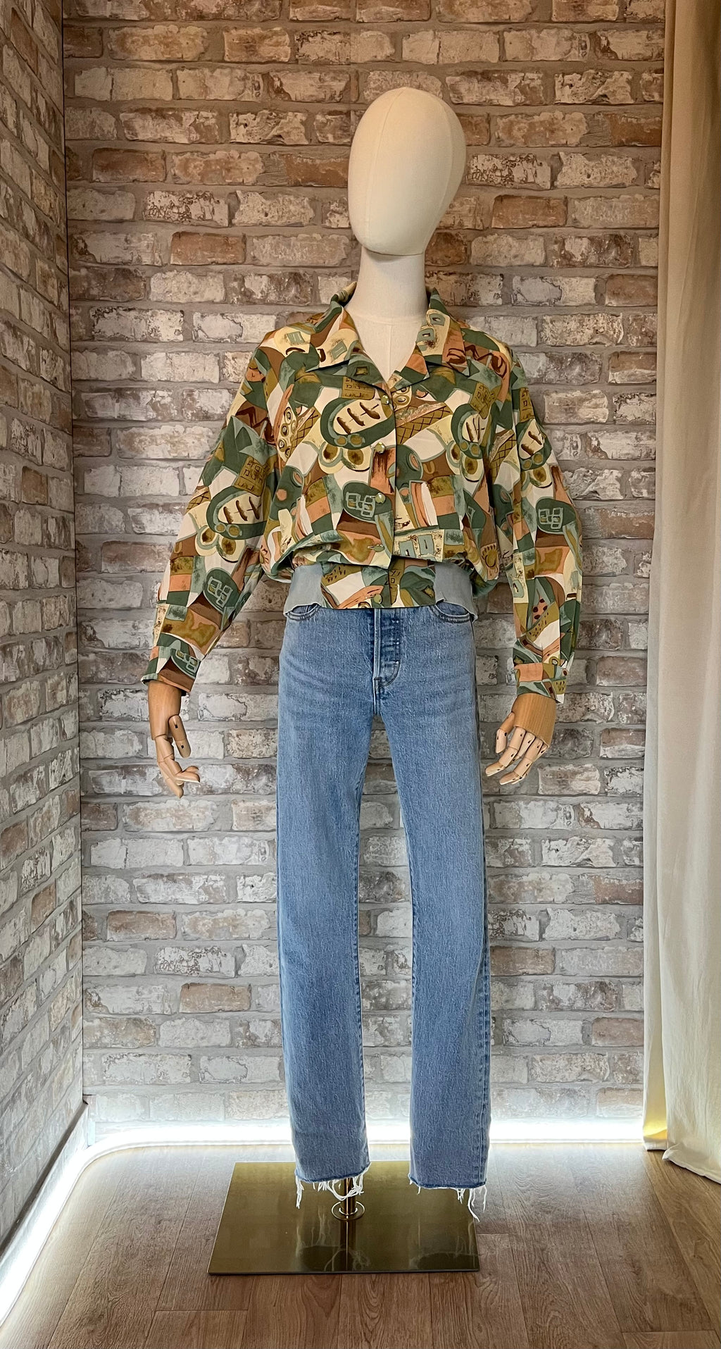 Blouse Vintage | Marsa | Imprimé Abstrait & Bord-Côte | 80s | Japon / Jean Levi's 501 Original | Coupe Skinny Premium | Bleu Lightwash & Raw Hem - W25 L30