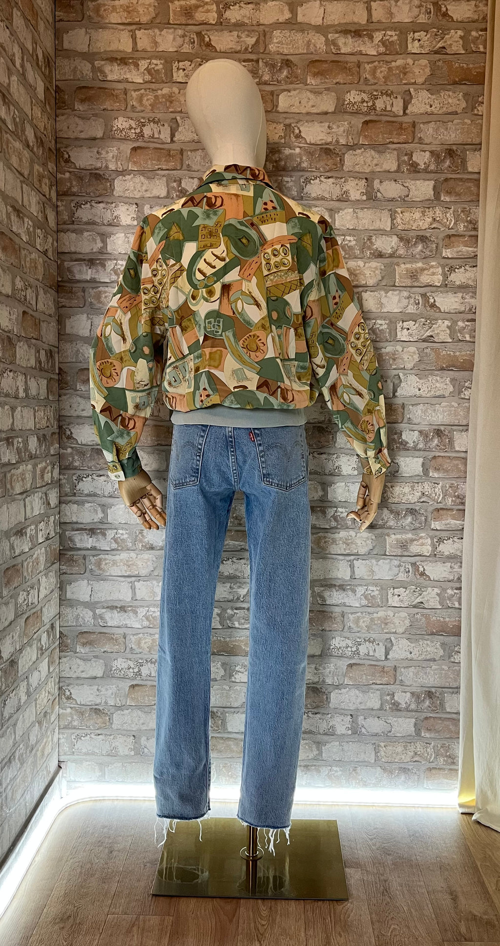 Blouse Vintage | Marsa | Imprimé Abstrait & Bord-Côte | 80s | Japon / Jean Levi's 501 Original | Coupe Skinny Premium | Bleu Lightwash & Raw Hem - W25 L30/  dos 