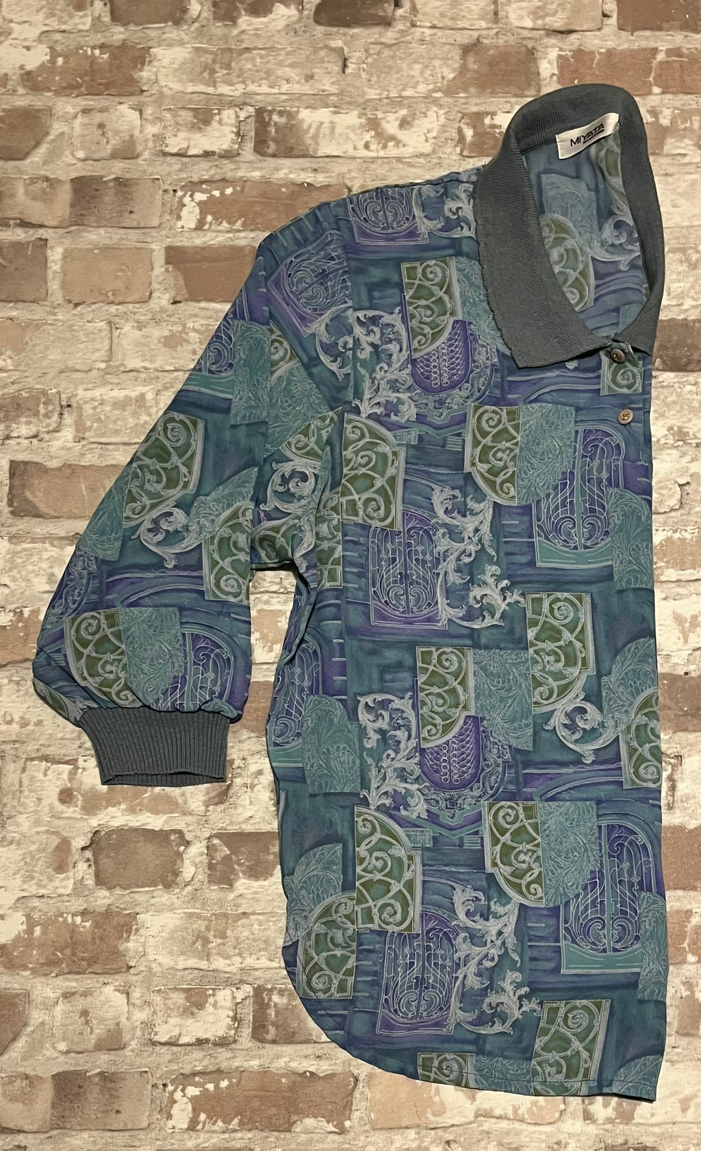 Blouse Vintage | Miyata | Imprimé Arty Bleu & Lavande | Esprit Polo Années 80 | Japon / profil