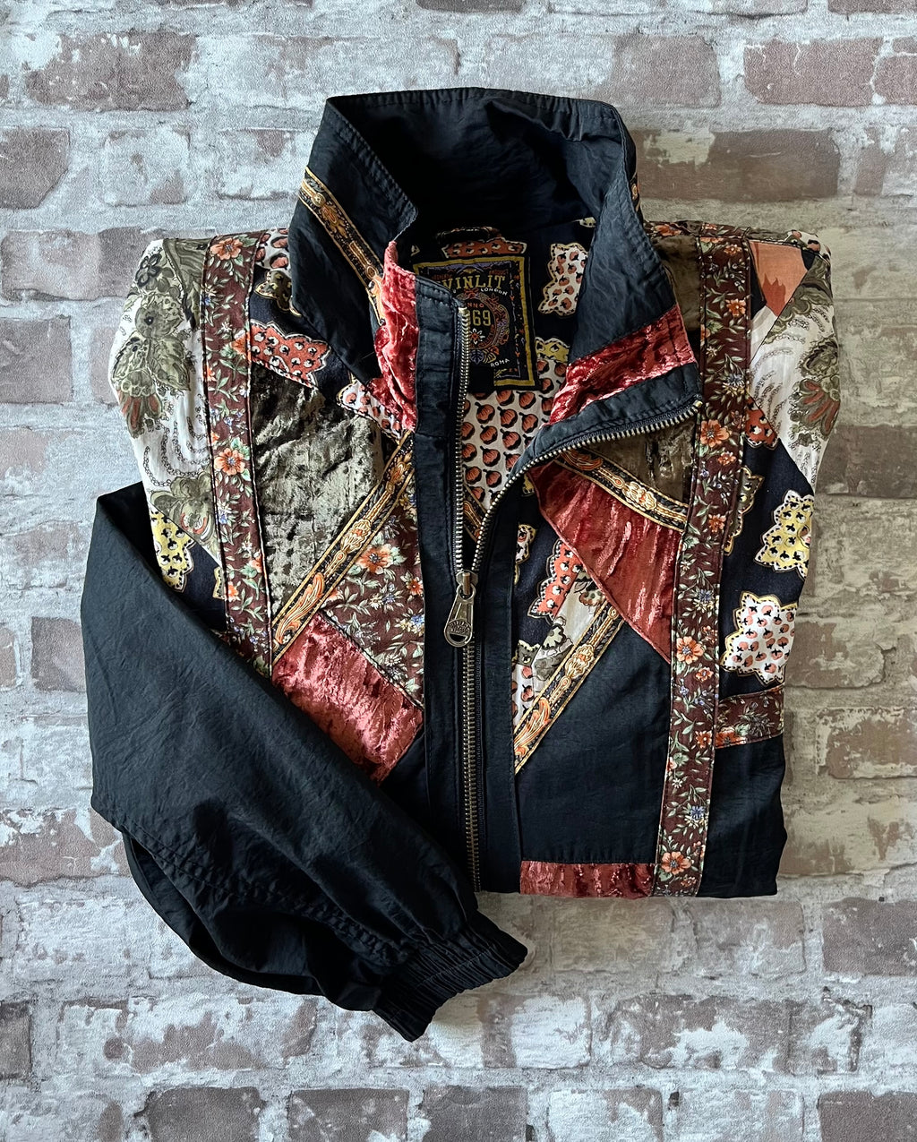 Blouson bomber vintage Winlit des années 80 en patchwork de velours et motifs baroques au style Mob Wife / plié a plat