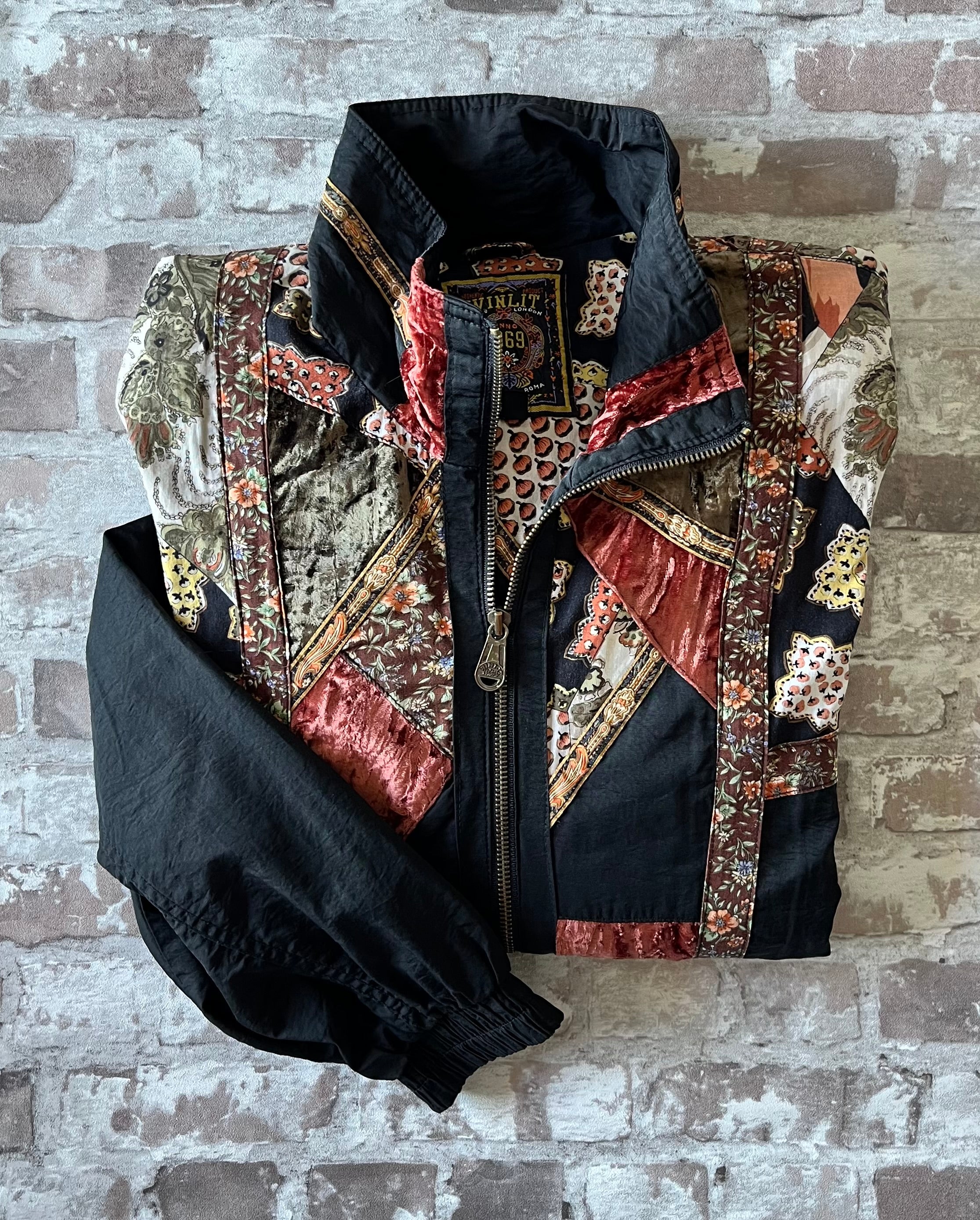 Blouson bomber vintage Winlit des années 80 en patchwork de velours et motifs baroques au style Mob Wife / plié a plat
