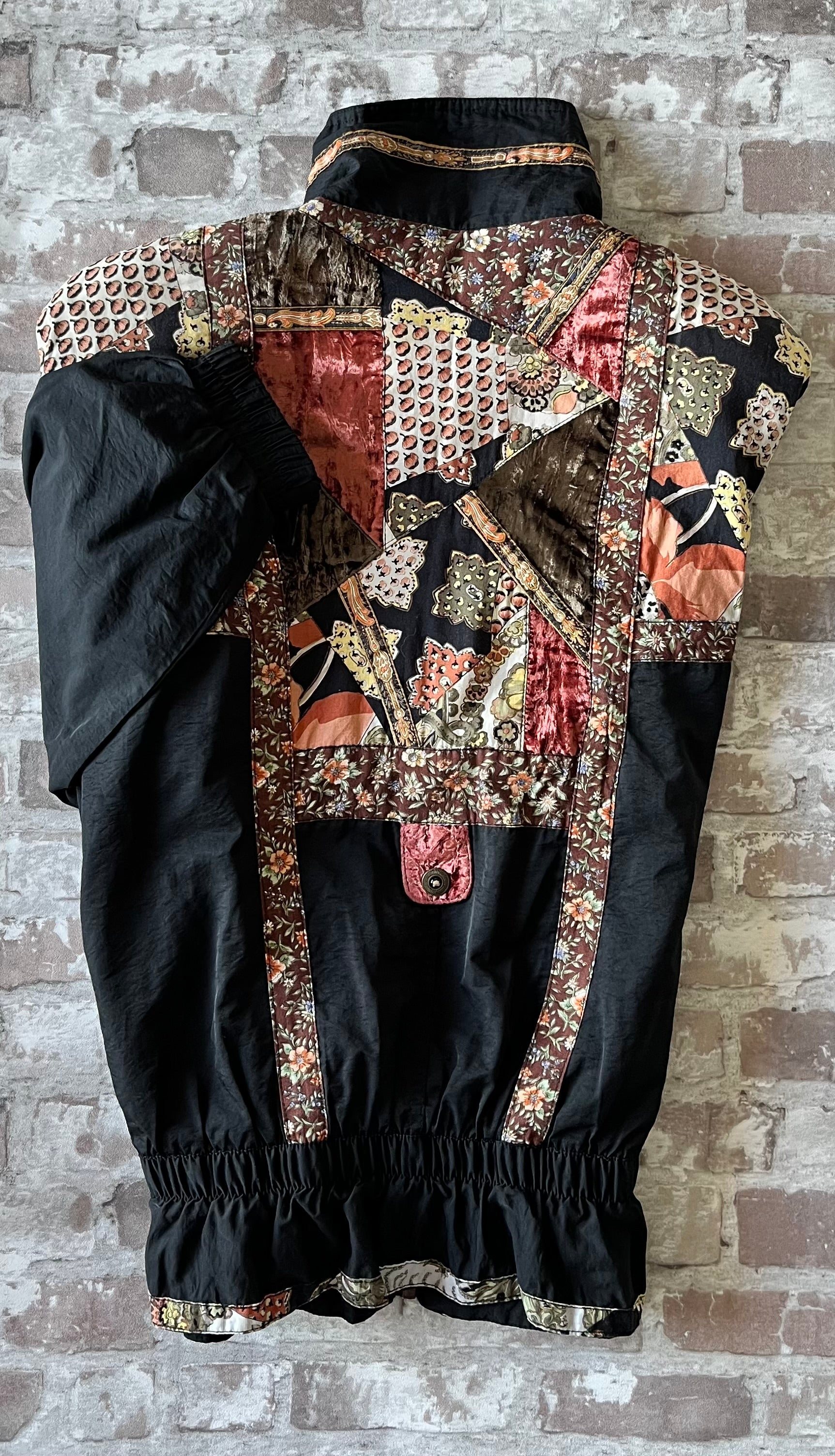 Blouson bomber vintage Winlit des années 80 en patchwork de velours et motifs baroques au style Mob Wife / dos à plat
