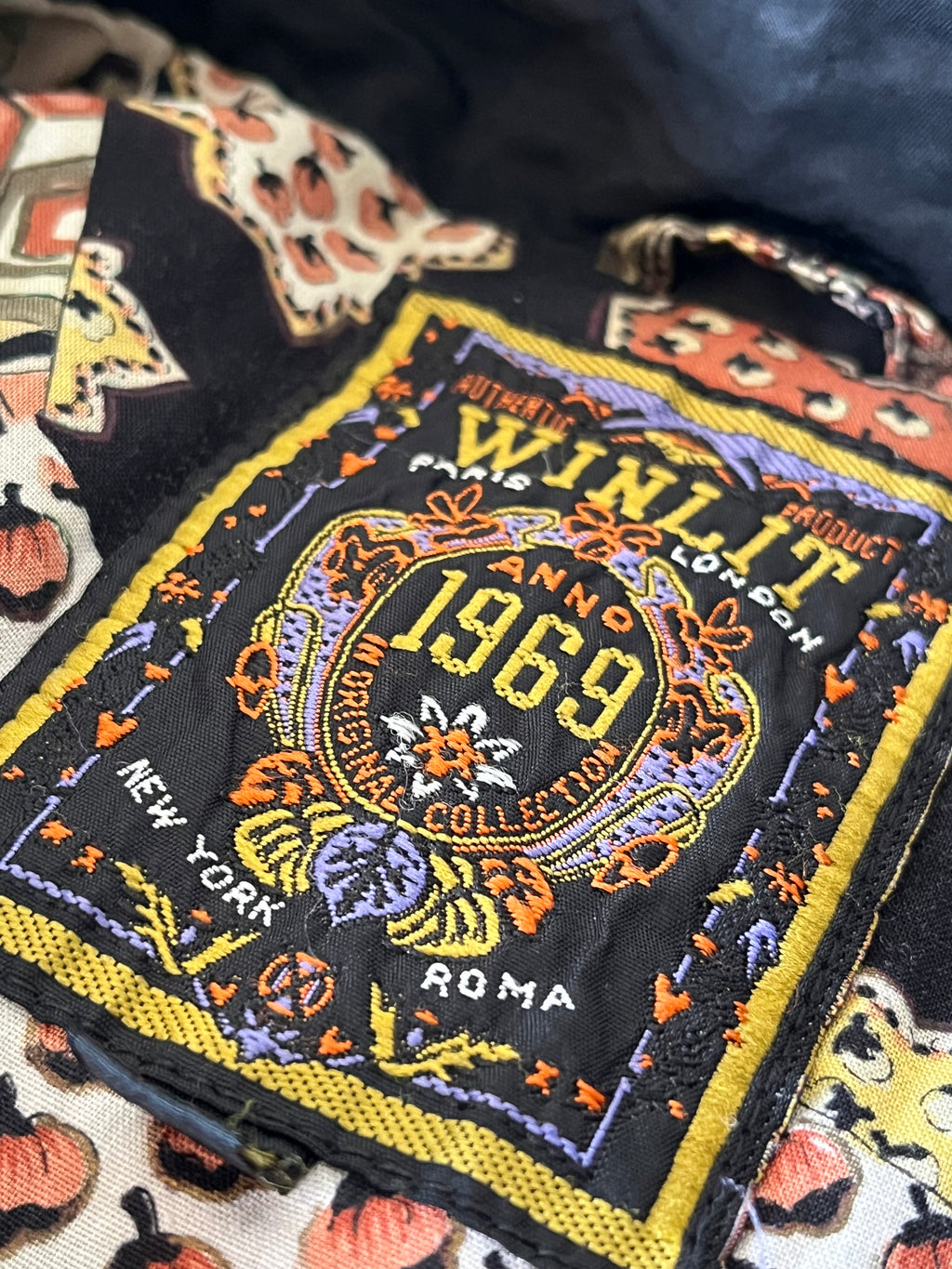 Blouson bomber vintage Winlit des années 80 en patchwork de velours et motifs baroques au style Mob Wife / étiquette intérieure