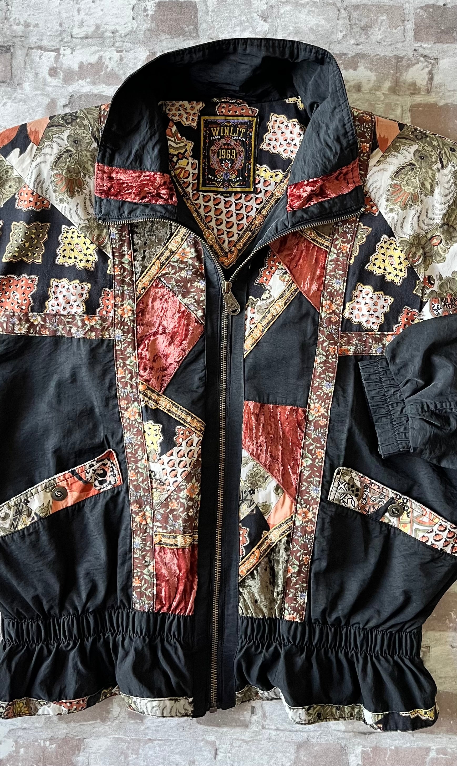 Blouson bomber vintage Winlit des années 80 en patchwork de velours et motifs baroques au style Mob Wife / à plat fermée