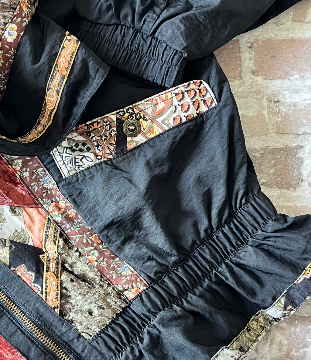 Blouson bomber vintage Winlit des années 80 en patchwork de velours et motifs baroques au style Mob Wife/ détails poche, boutons et taille élastiquée