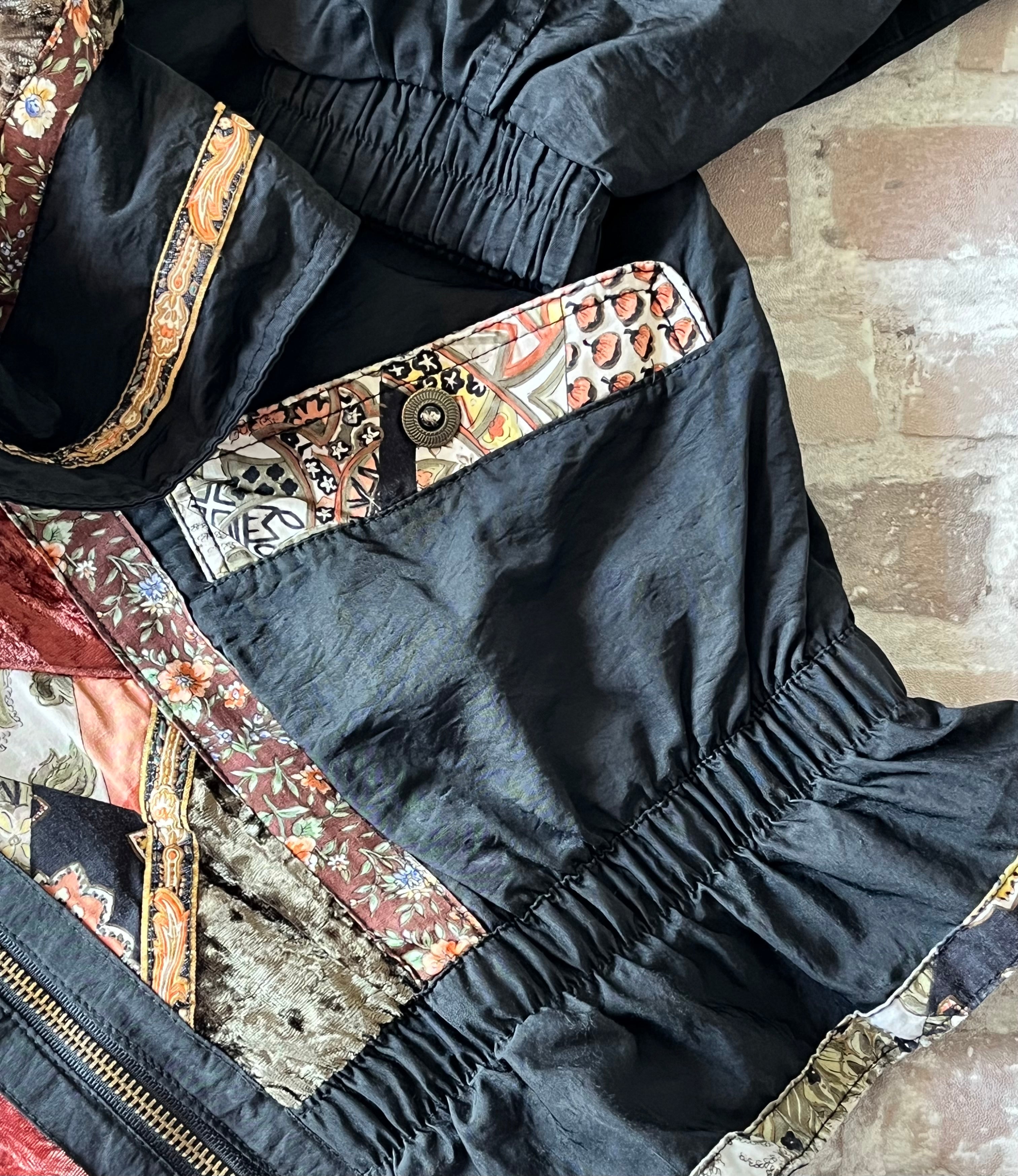 Blouson bomber vintage Winlit des années 80 en patchwork de velours et motifs baroques au style Mob Wife/ détails poche, boutons et taille élastiquée