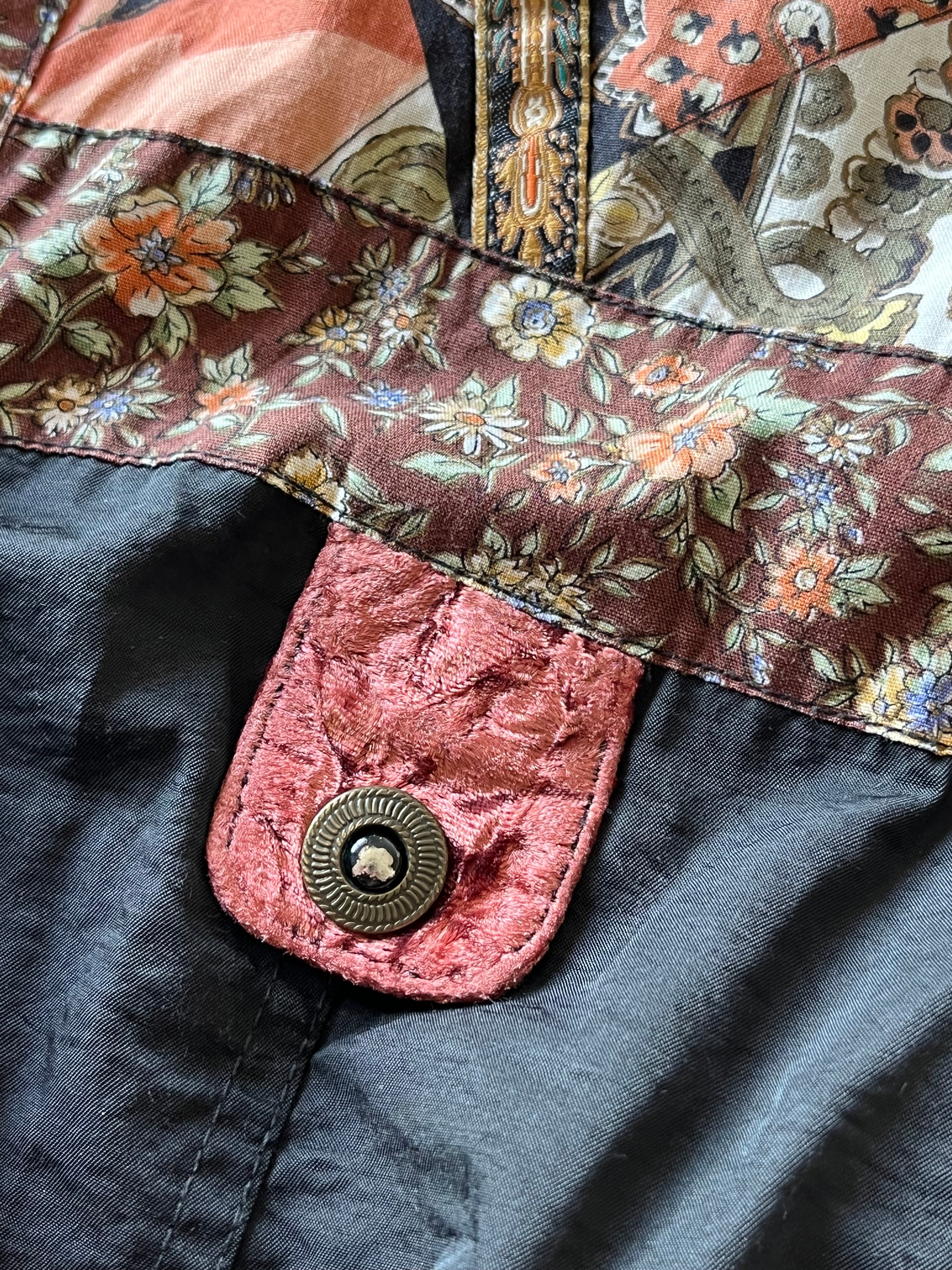 Blouson bomber vintage Winlit des années 80 en patchwork de velours et motifs baroques au style Mob Wife / patine bouton