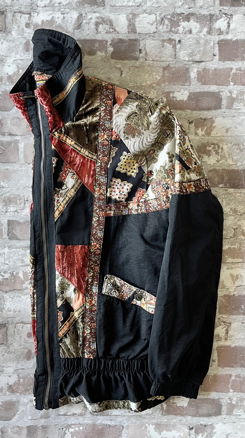 Blouson bomber vintage Winlit des années 80 en patchwork de velours et motifs baroques au style Mob Wife / profil à plat