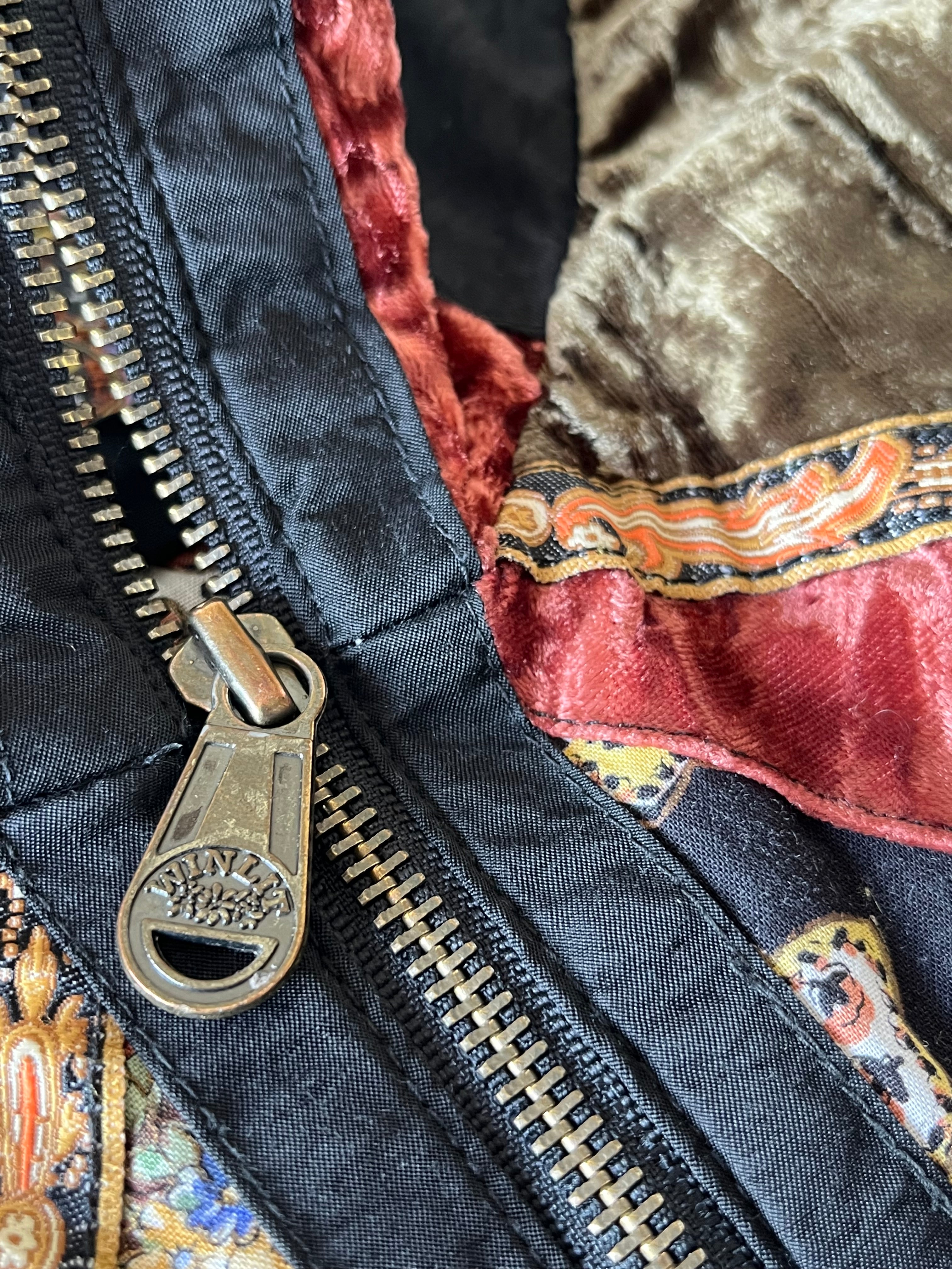 Blouson bomber vintage Winlit des années 80 en patchwork de velours et motifs baroques au style Mob Wife / gros plan zip