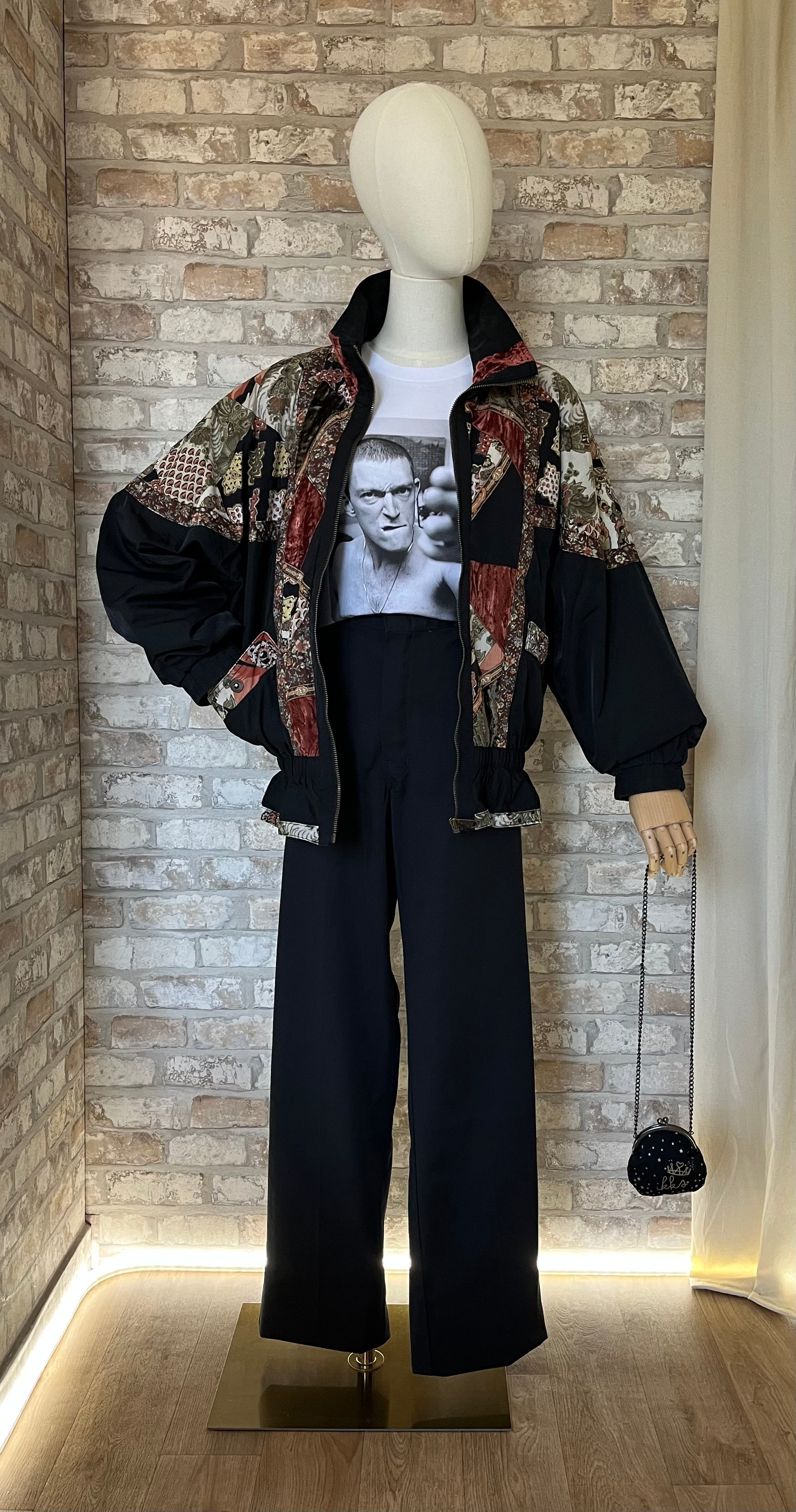 Blouson bomber vintage Winlit en patchwork baroque porté avec un t-shirt graphique, un pantalon Dickies et un sac bourse IKKS