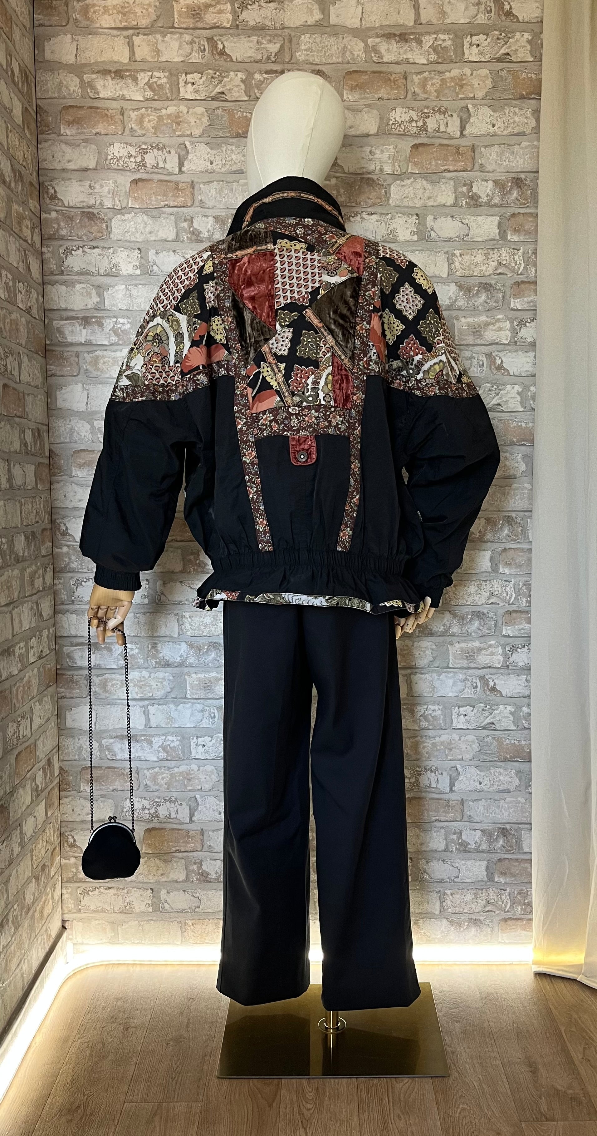 Blouson bomber vintage Winlit en patchwork baroque porté avec un t-shirt graphique, un pantalon Dickies et un sac bourse IKKS / de dos