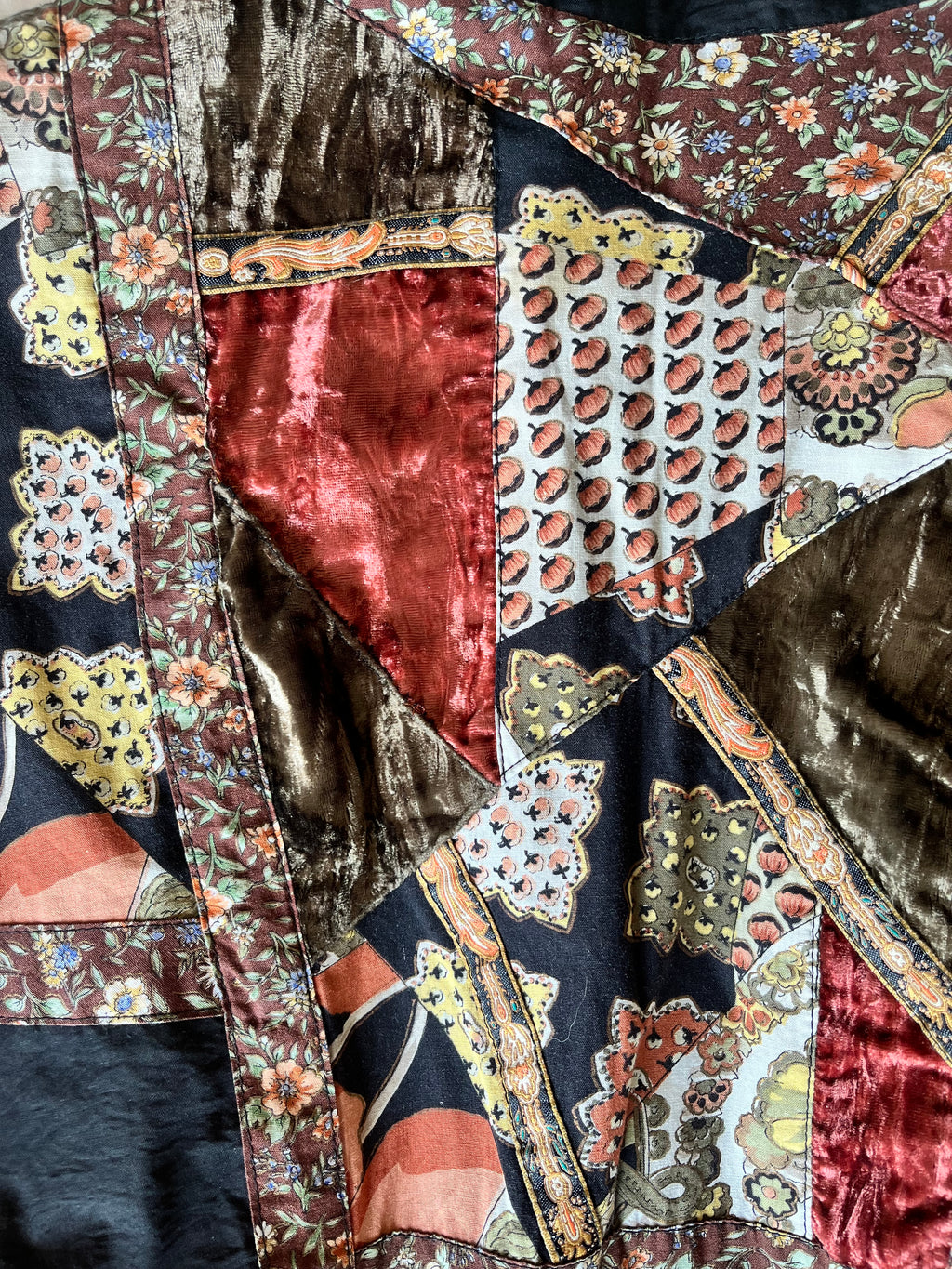 Blouson bomber vintage Winlit des années 80 en patchwork de velours et motifs baroques au style Mob Wife/ reprises coutures dos 