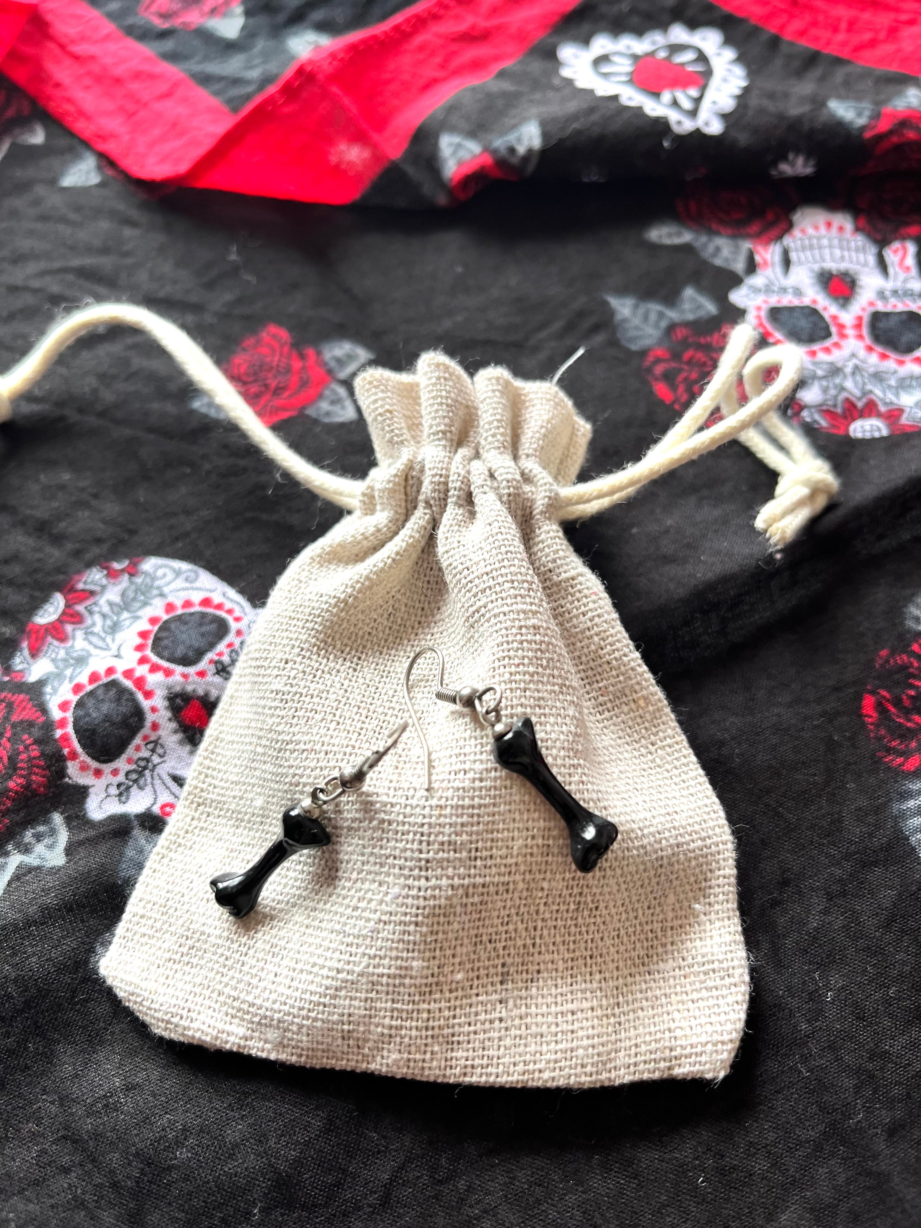 Boucles d'Oreilles "Black Bones" , Les Bijoux de Sophie , posées sur pochette en toile et bandana vintage.