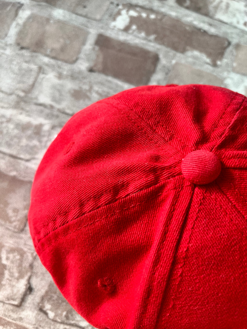 Casquette de baseball vintage rouge Honda Racing officielle avec patch brodé Woody Woodpecker, présentée à plat / focus taches