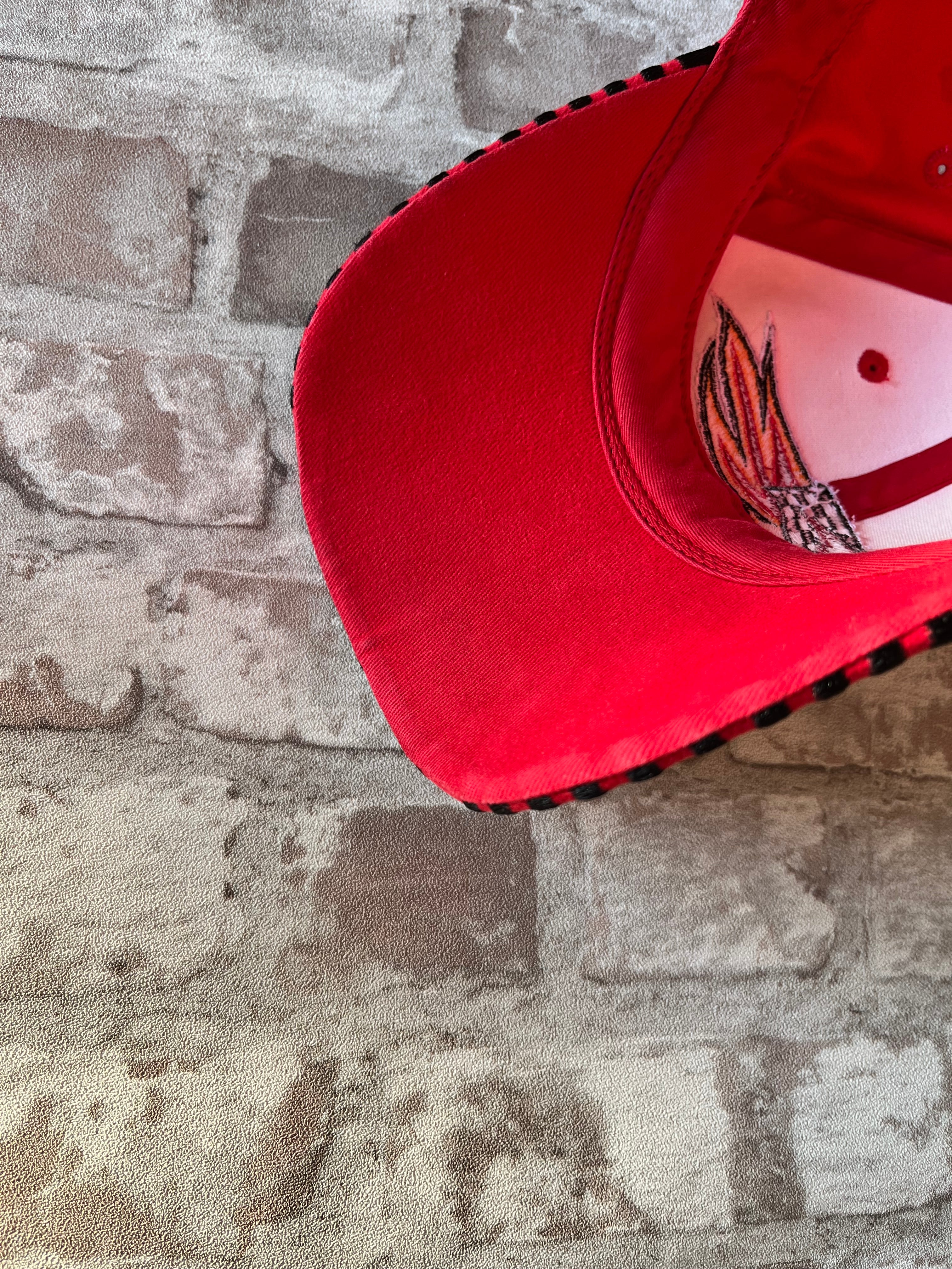 Casquette de baseball vintage rouge Honda Racing officielle avec patch brodé Woody Woodpecker, présentée à plat / focus taches visière