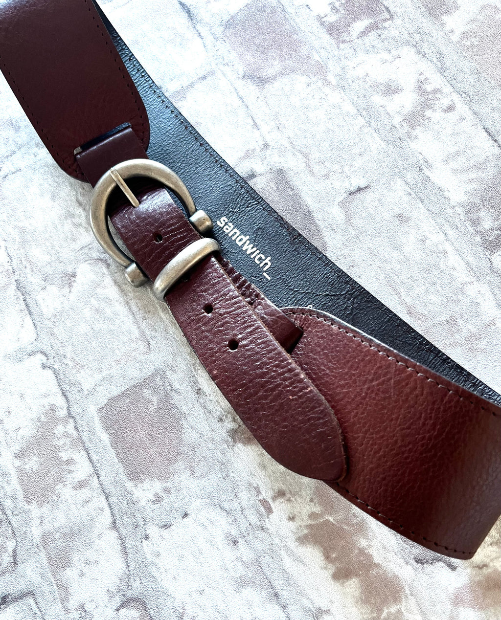 Ceinture Large Vintage en Cuir Marron | Sandwich | Coupe Asymétrique & Patine Naturelle / gros plan