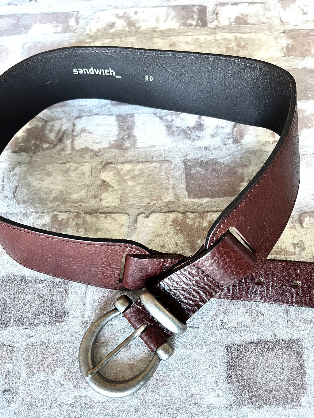 Ceinture Large Vintage en Cuir Marron | Sandwich | Coupe Asymétrique & Patine Naturelle / ouverte