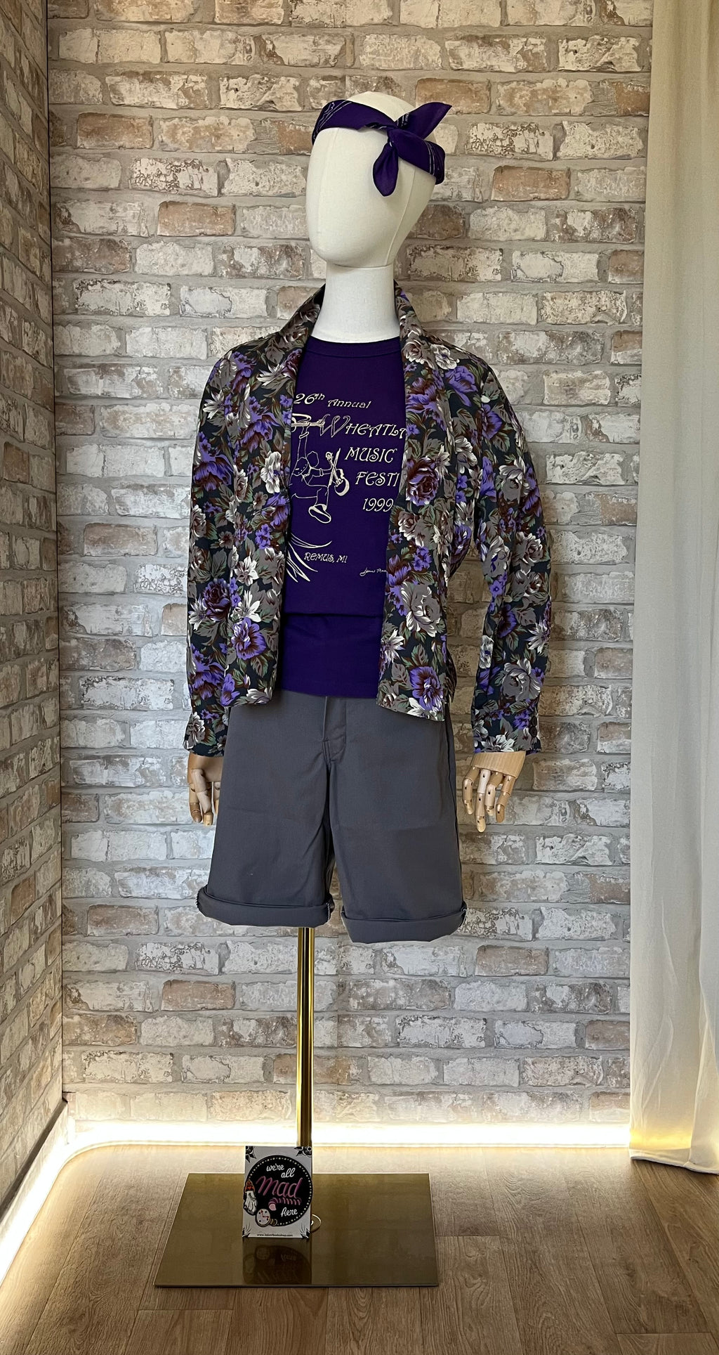 Bandana vintage violet électrique porté avec une veste florale Belle Ellensen, un t-shirt Russell Athletic, un bermuda Dickies et un patch La Barbuda.
