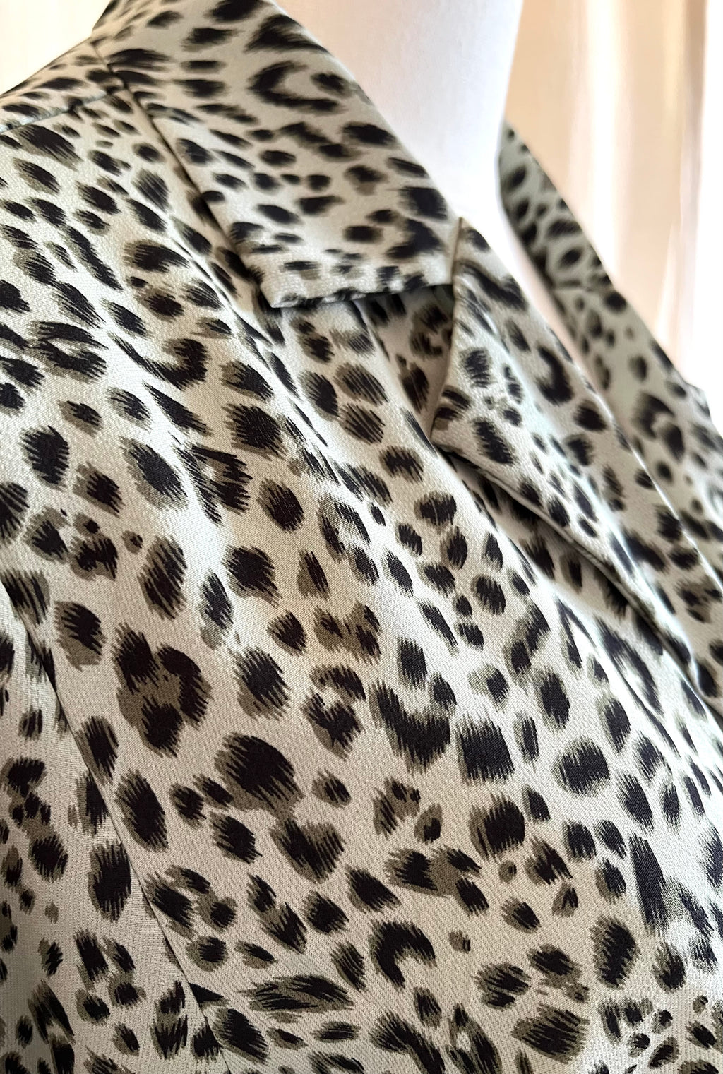 Chemise Fluide | Imprimé Léopard Vert d'Eau & Noir | Style Vintage & Moderne | Ecowish / détail col