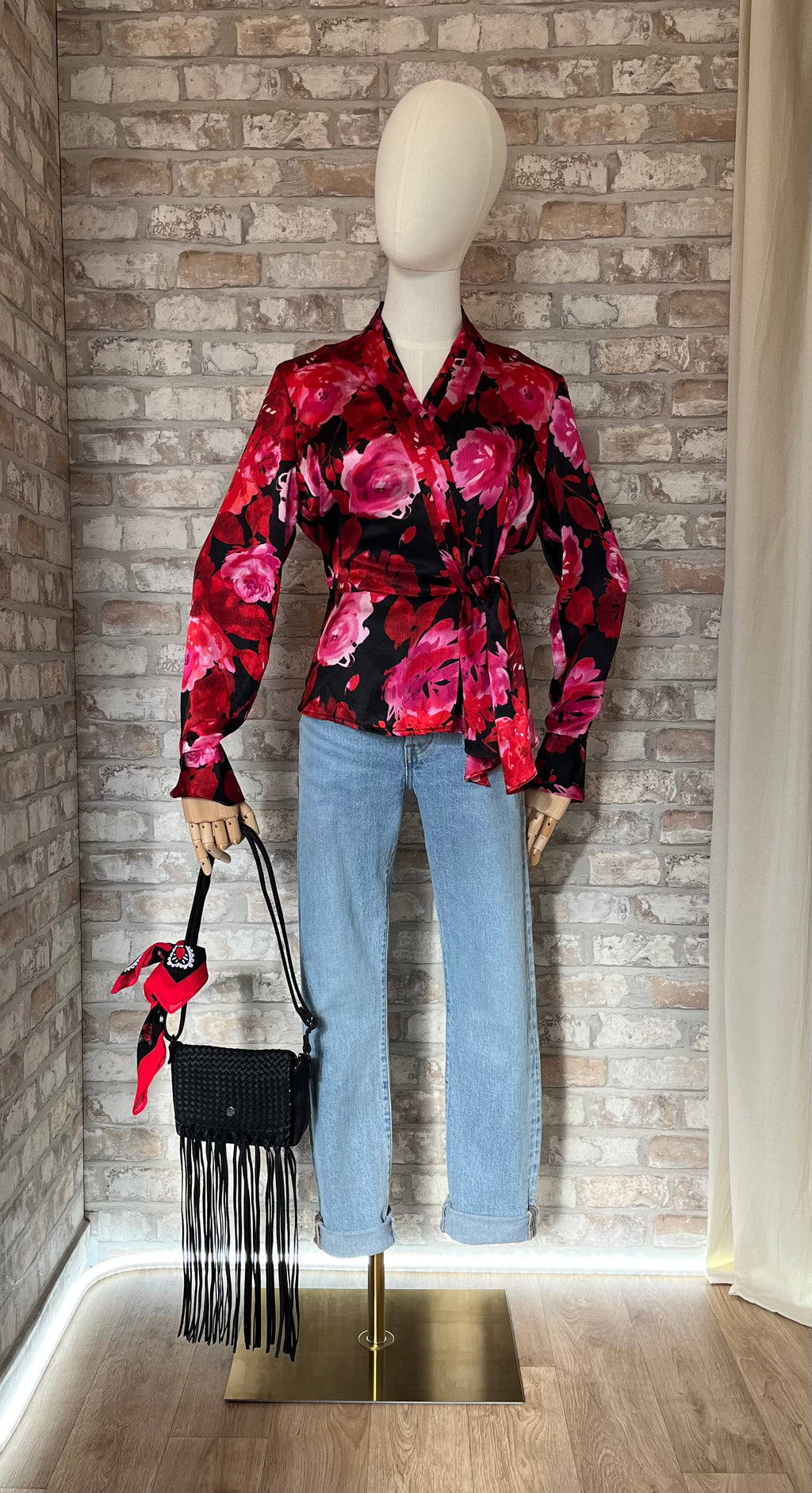 Chemise Cache-Coeur Vintage | Imprimé XXL Floral Rose Fuchsia & Rouge Carmin | Jones New York/ Jean Levi's 501 Original | Coupe Skinny Premium | Bleu Lightwash & Raw Hem - W25 L30 / Sac WAY / Bandana Vintage "Sugar Skull & Roses" | Noir & Rouge | Paisley & Calaveras