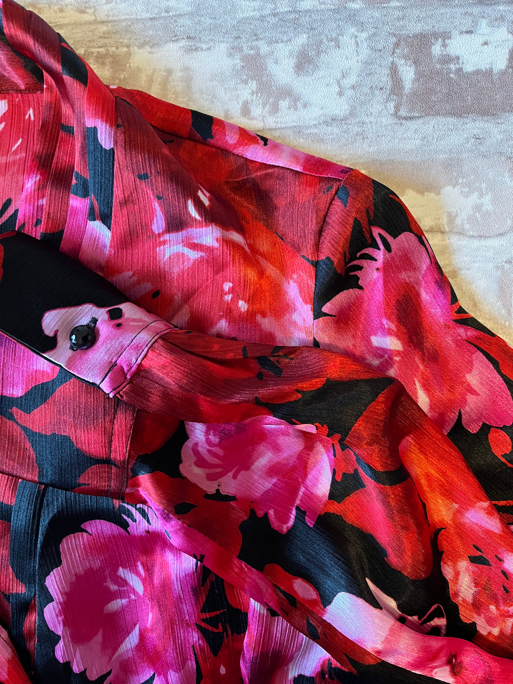 Chemise Cache-Coeur Vintage | Imprimé XXL Floral Rose Fuchsia & Rouge Carmin | Jones New York / détails
