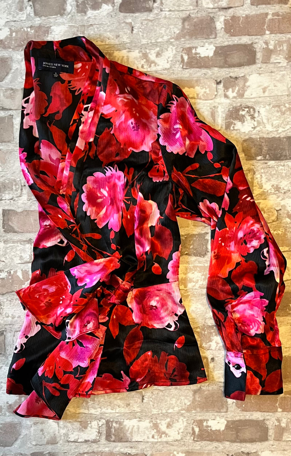 Chemise Cache-Coeur Vintage | Imprimé XXL Floral Rose Fuchsia & Rouge Carmin | Jones New York / profil