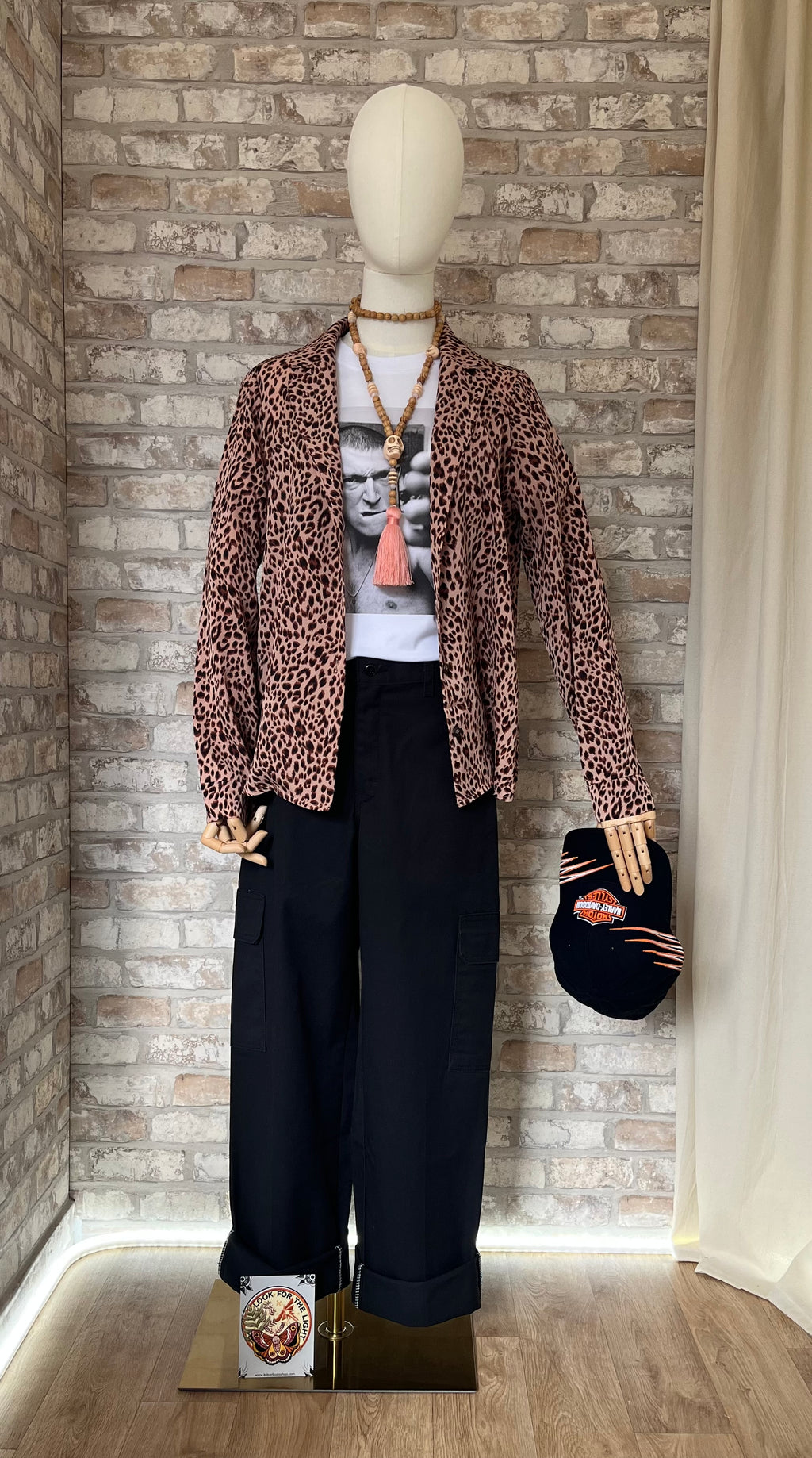Chemise Fluide | Imprimé Léopard Dusty Pink Fauve / Tshirt Grafitee / Pantalon Cargo Dickies | Straight Fit - Noir / Sautoir Skull / Casquette Vintage Harley Davidson / Patch La Barbuda