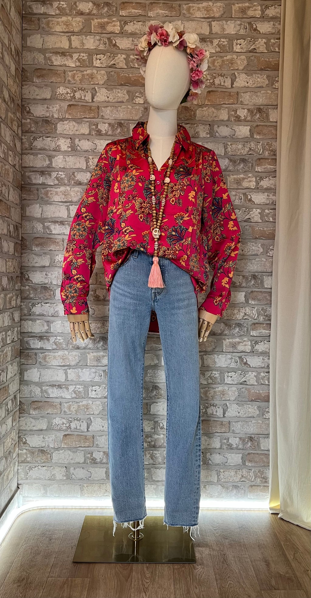 Chemise Fluide | Imprimé Paisley Rose Fuchsia | Pleione/ Jean Levi's 501 Original | Coupe Skinny Premium | Bleu Lightwash & Raw Hem - W25 L30 / Sautoir Skull bois 