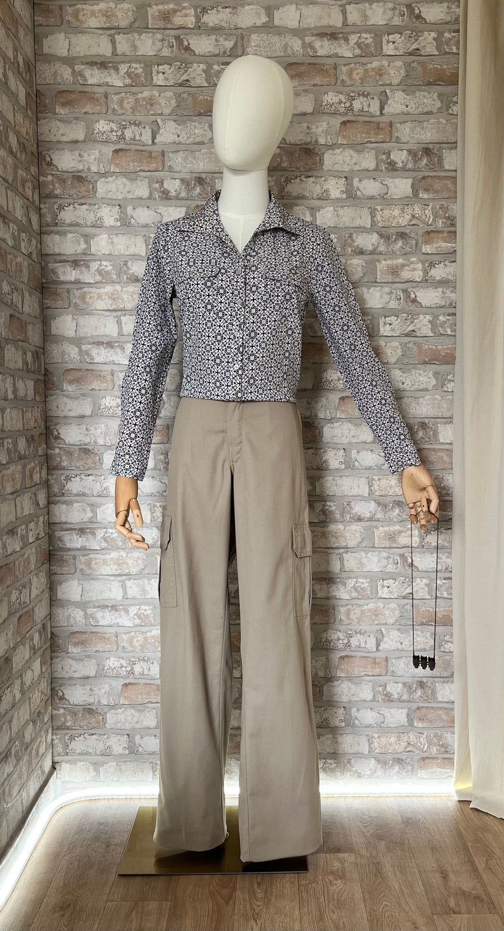 Chemise Graphique Kalei | Notations Petites | Motif Géo Vintage | 90s-00s / Pantalon Cargo Dickies | Regular Fit - Beige Khaki | Deadstock / Collier Forest Core HIboux/Chouettes 