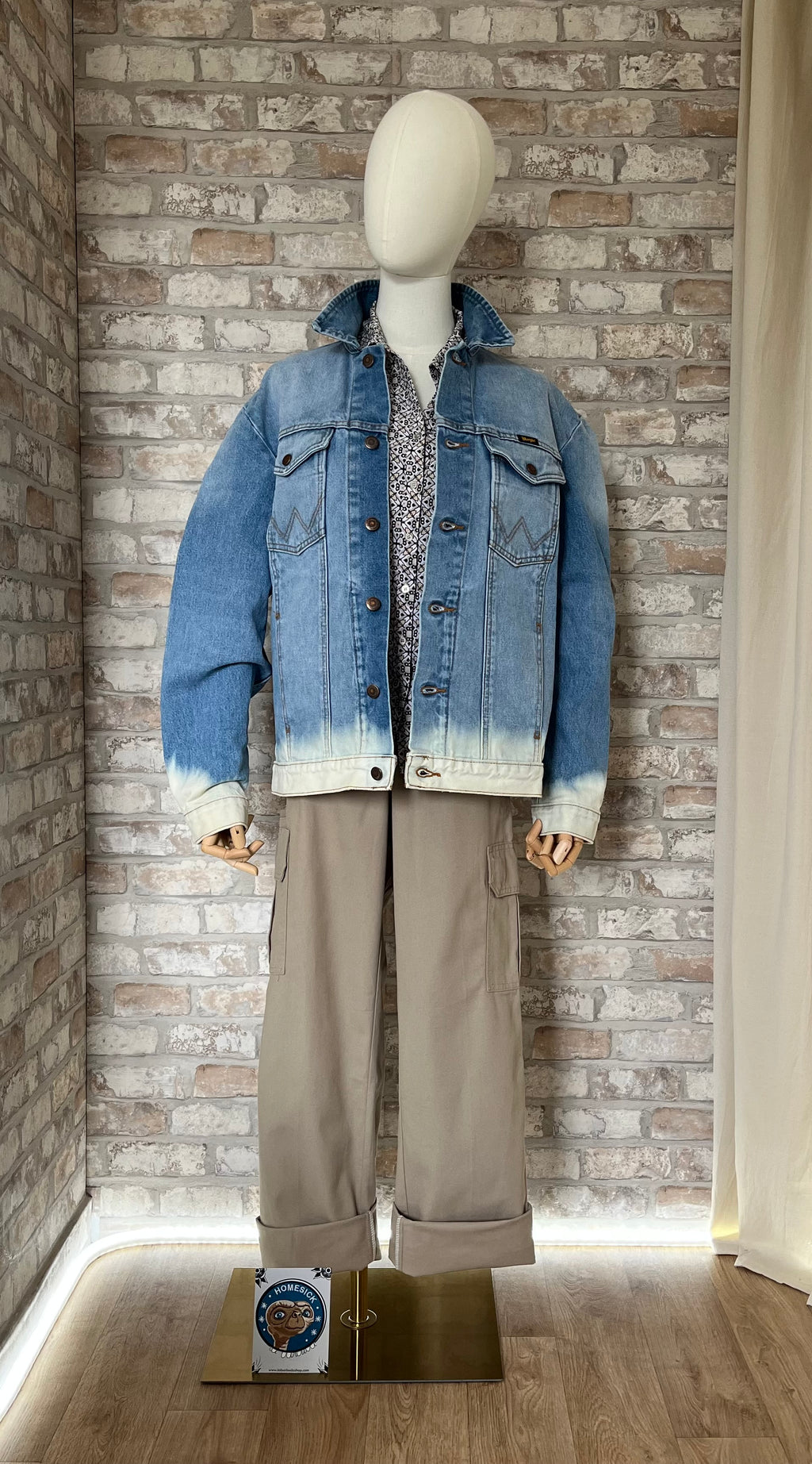 Chemise Graphique Kalei | Notations Petites | Motif Géo Vintage | 90s-00s / Veste en Jean Wrangler Vintage Customisée | Délavage Ombré Unique | 90s-00s / Chemise Kaléi/ Pantalon Cargo Dickies | Regular Fit - Beige Khaki / Patch La Barbuda