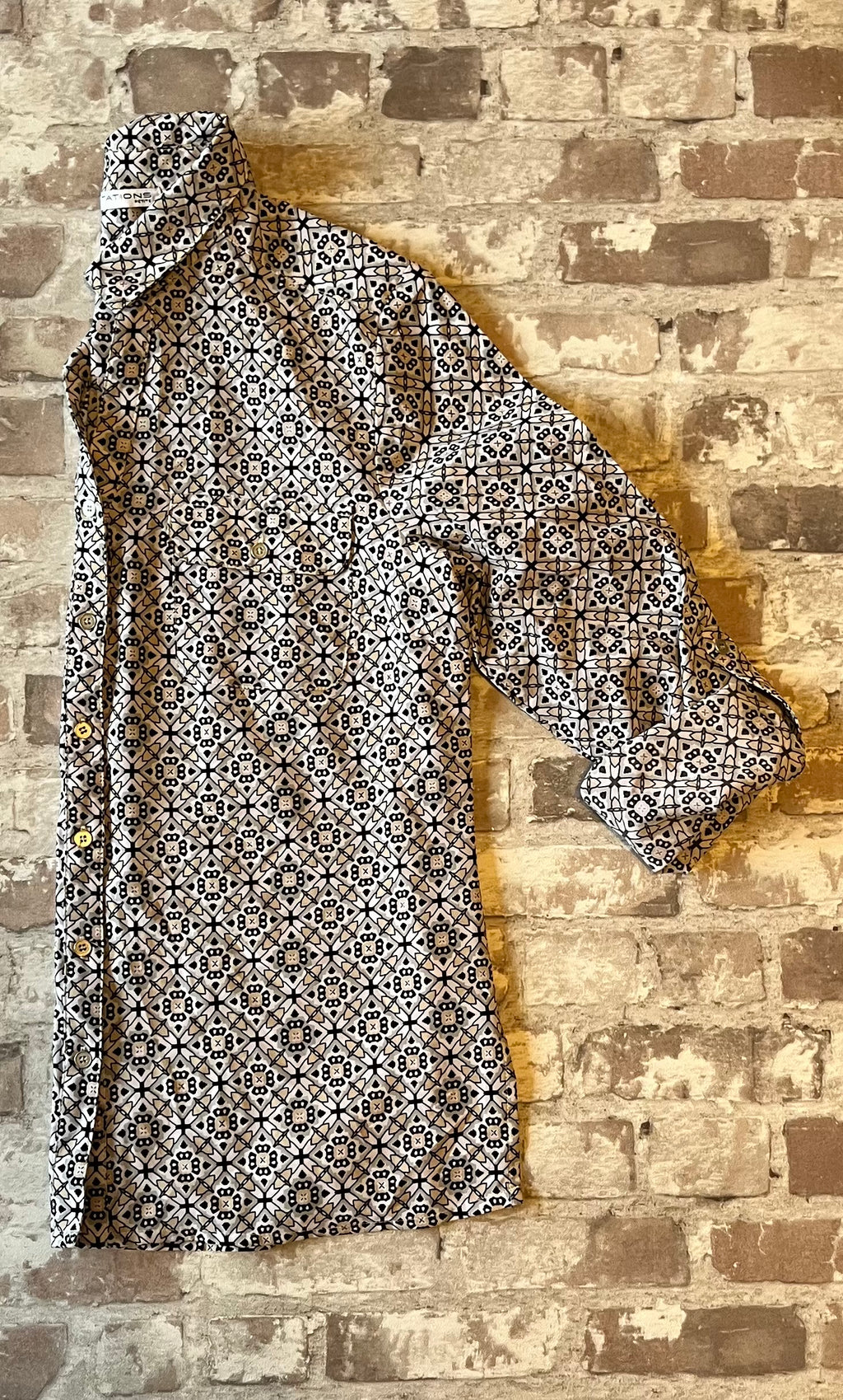 Chemise Graphique Kalei | Notations Petites | Motif Géo Vintage | 90s-00s | Vietnam/profil