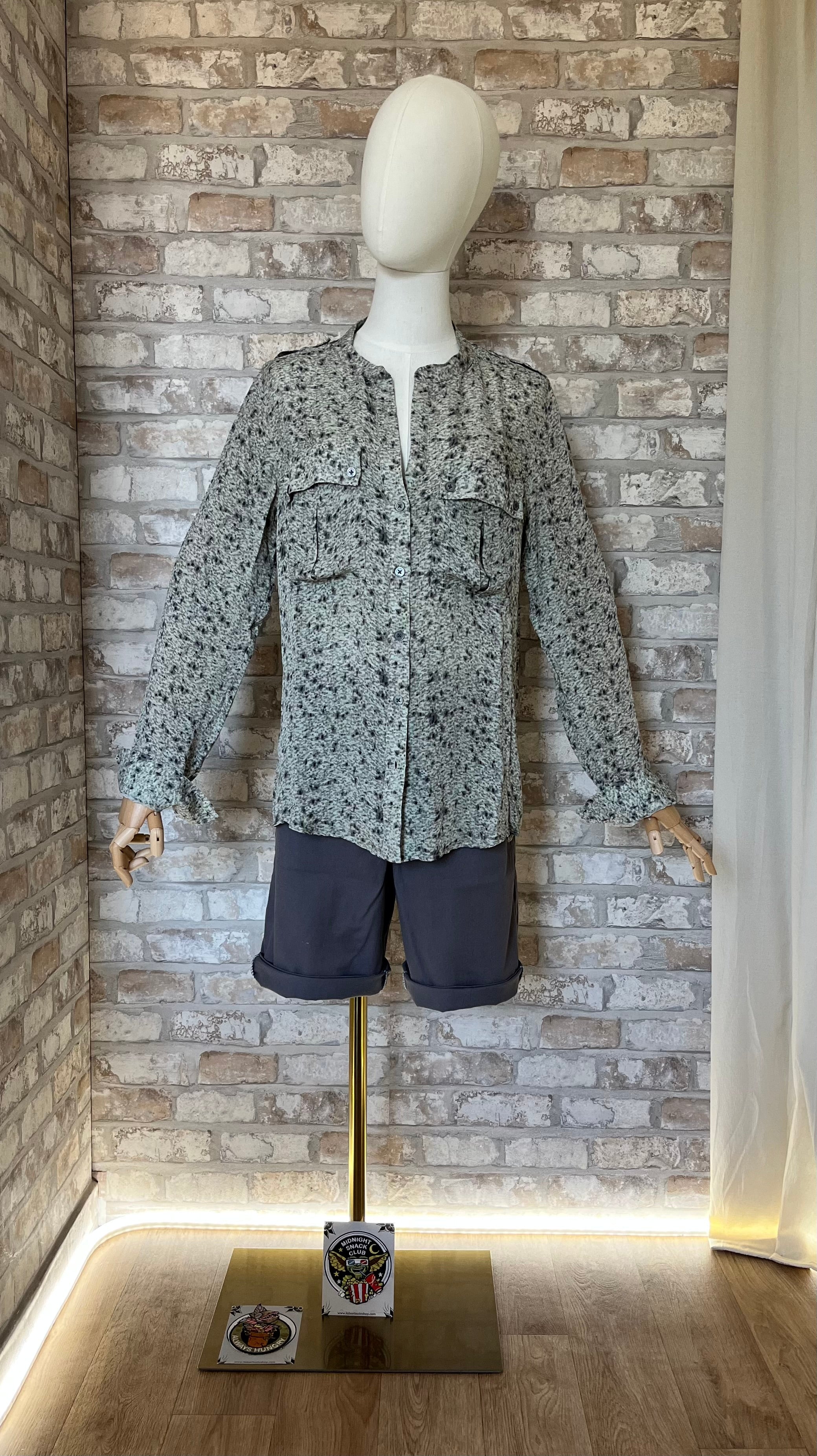 Chemise Militaire Chic | 100% Soie | Elisabeth And James by The Olsen Sisters / Bermuda Dickies / Patchs La Barbuda