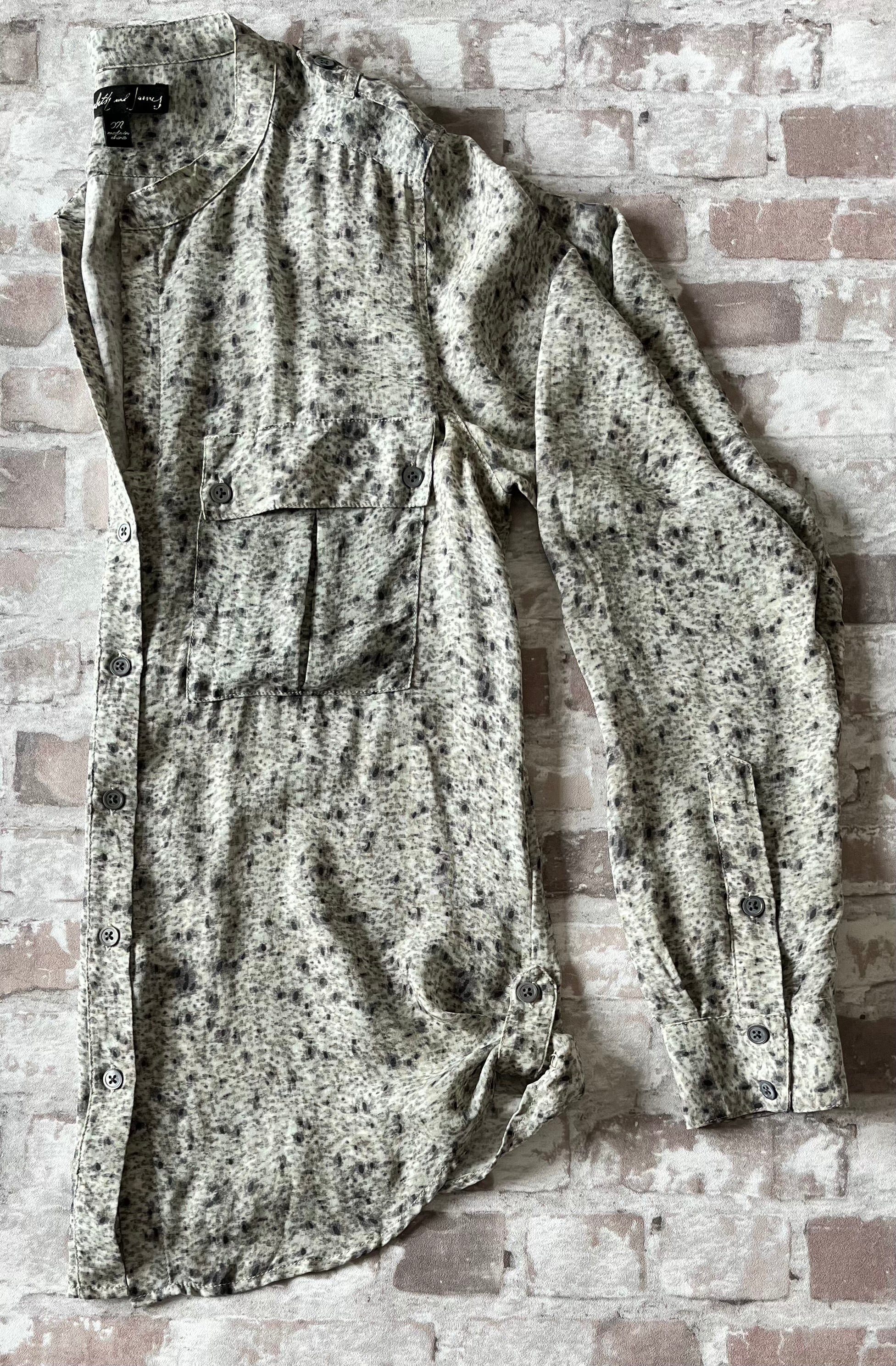 Chemise Militaire Chic | 100% Soie | Elisabeth And James by The Olsen Sisters / profil
