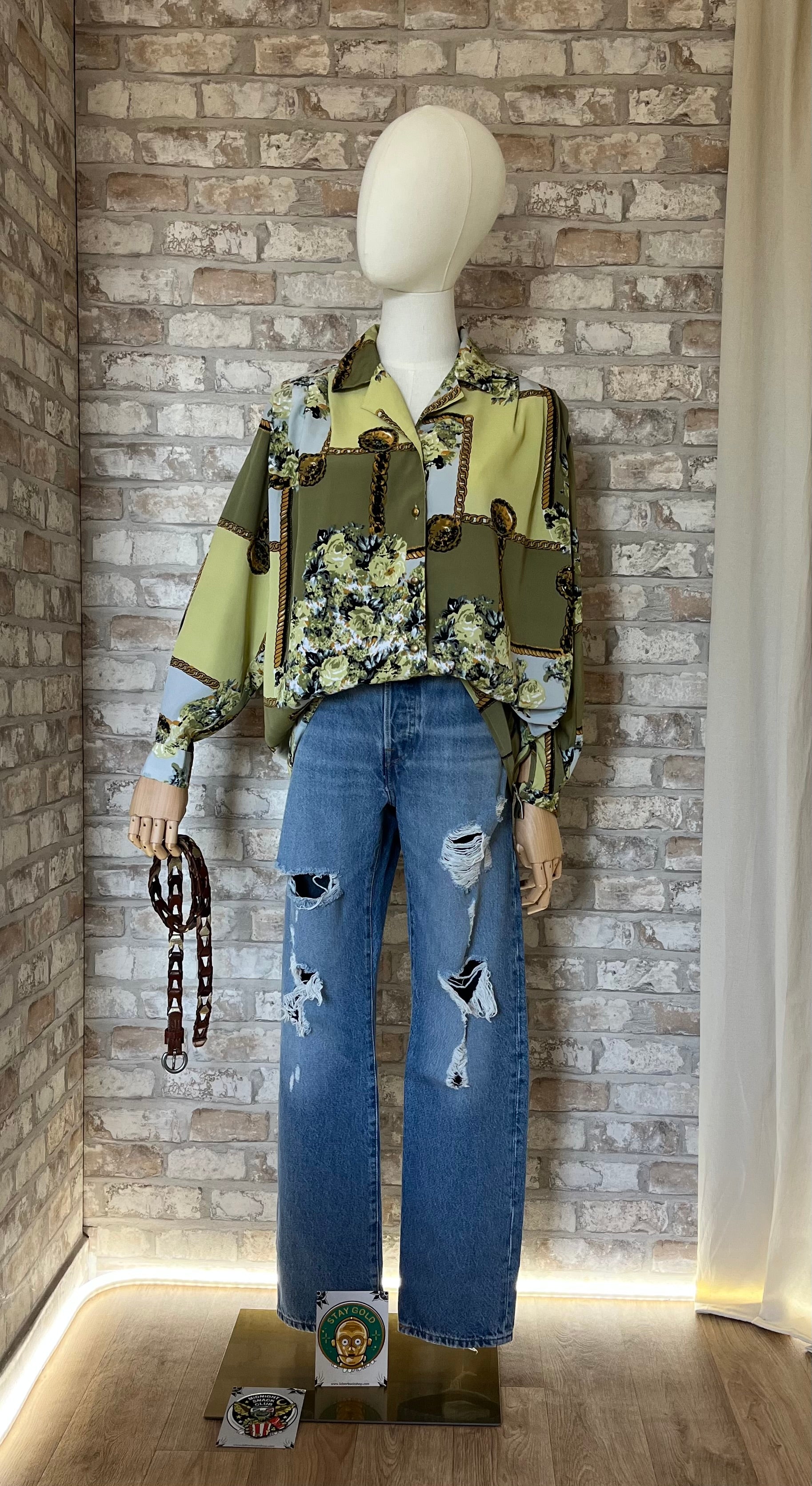 Chemise Vintage | Imprimé Foulard Baroque Vert Anis & Doré | Belle Ellensen | Japon / Jean Levis 501 Distressed / Ceinture Fossil en cuir tressé / Patchs La Barbuda