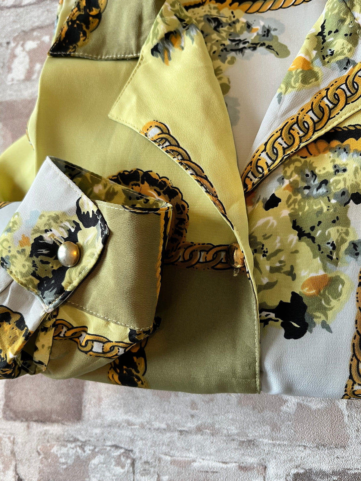 Chemise Vintage | Imprimé Foulard Baroque Vert Anis & Doré | Belle Ellensen | Japon/détails col manche bouton