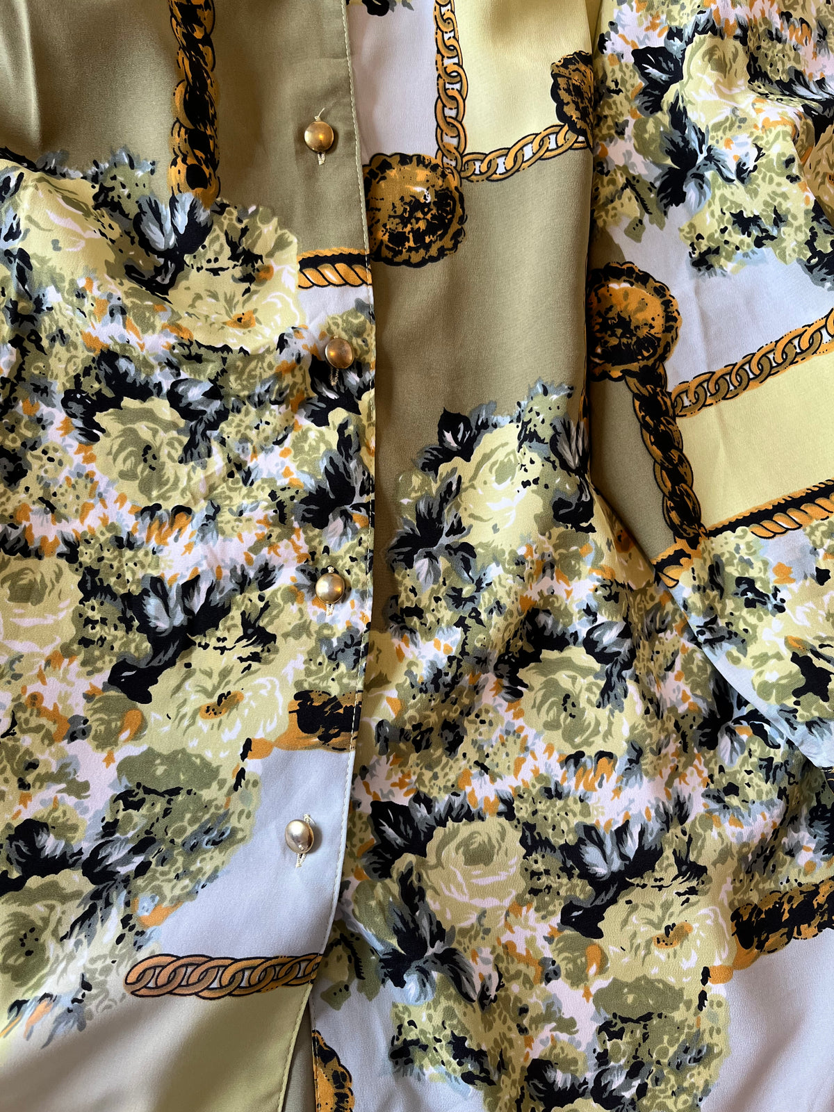 Chemise Vintage | Imprimé Foulard Baroque Vert Anis & Doré | Belle Ellensen | Japon / boutonnière et imprimé