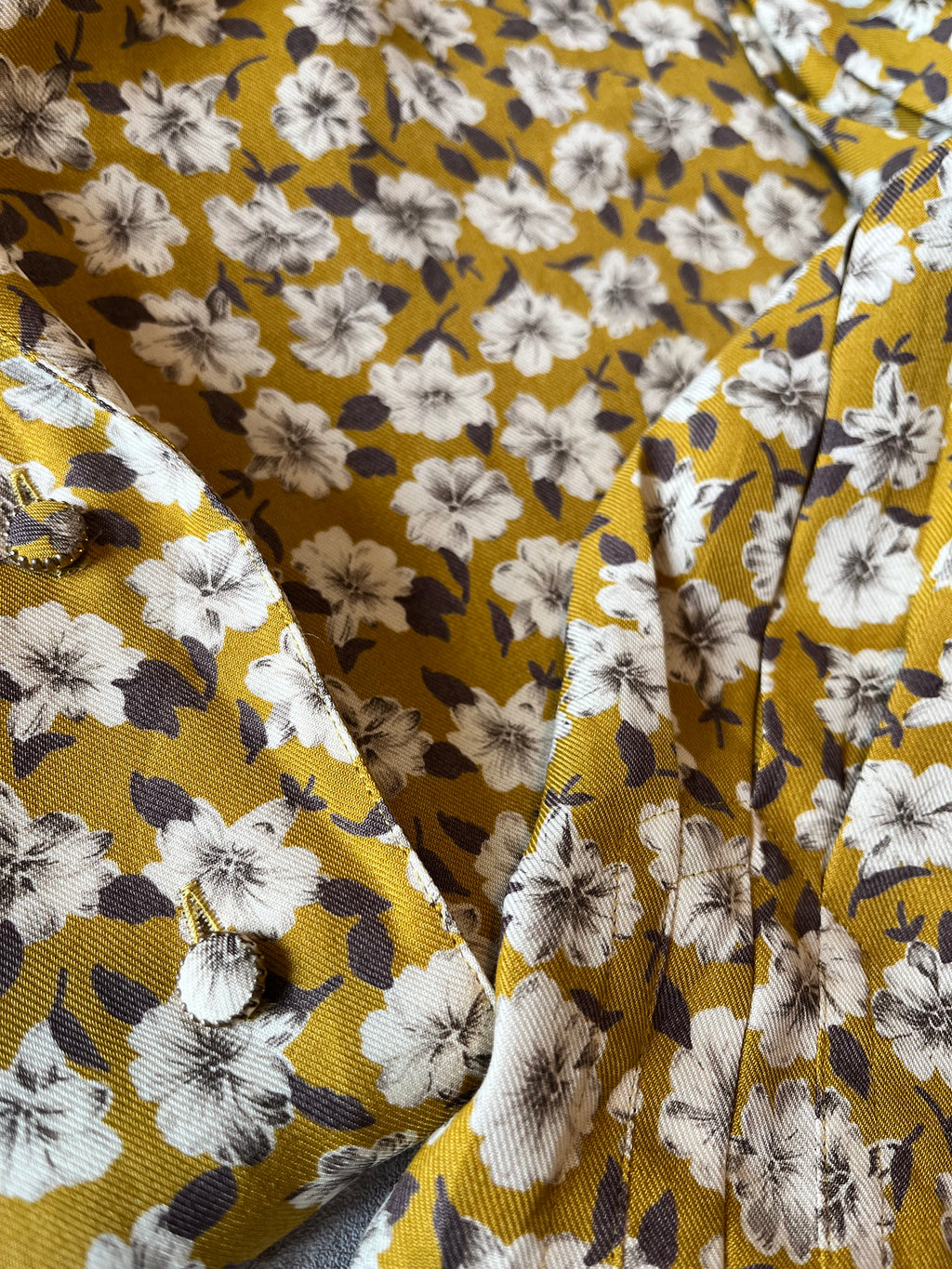 Chemise Vintage | Monde d'Amour | Imprimé Floral Jaune Moutarde | Japon / imprimé gros plan