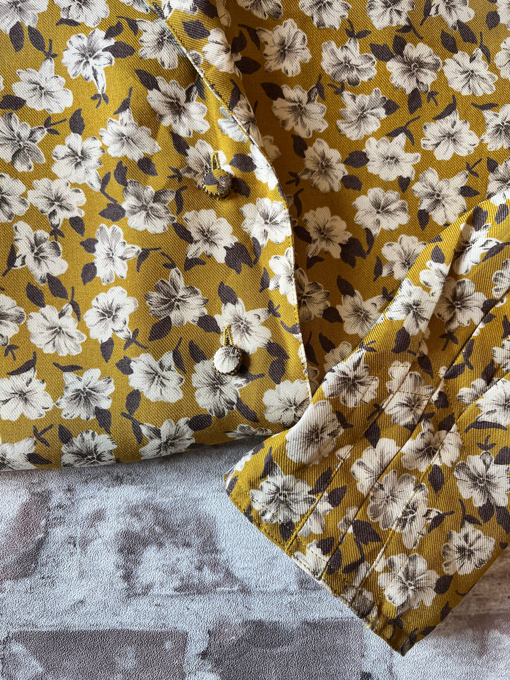 Chemise Vintage | Monde d'Amour | Imprimé Floral Jaune Moutarde | Japon / détails poignets et boutons