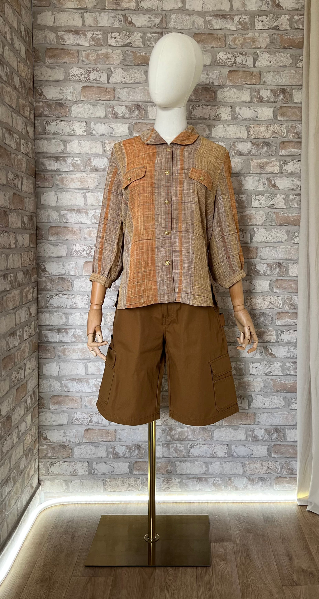 Short cargo marron Dickies en toile Canvas porté avec une chemise vintage Shinshifu ocre à motifs graphiques d'inspiration japonaise.
