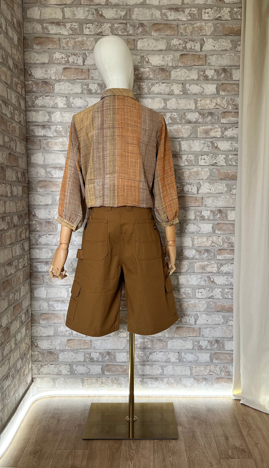 Short cargo marron Dickies en toile Canvas porté avec une chemise vintage Shinshifu ocre à motifs graphiques d'inspiration japonaise de dos