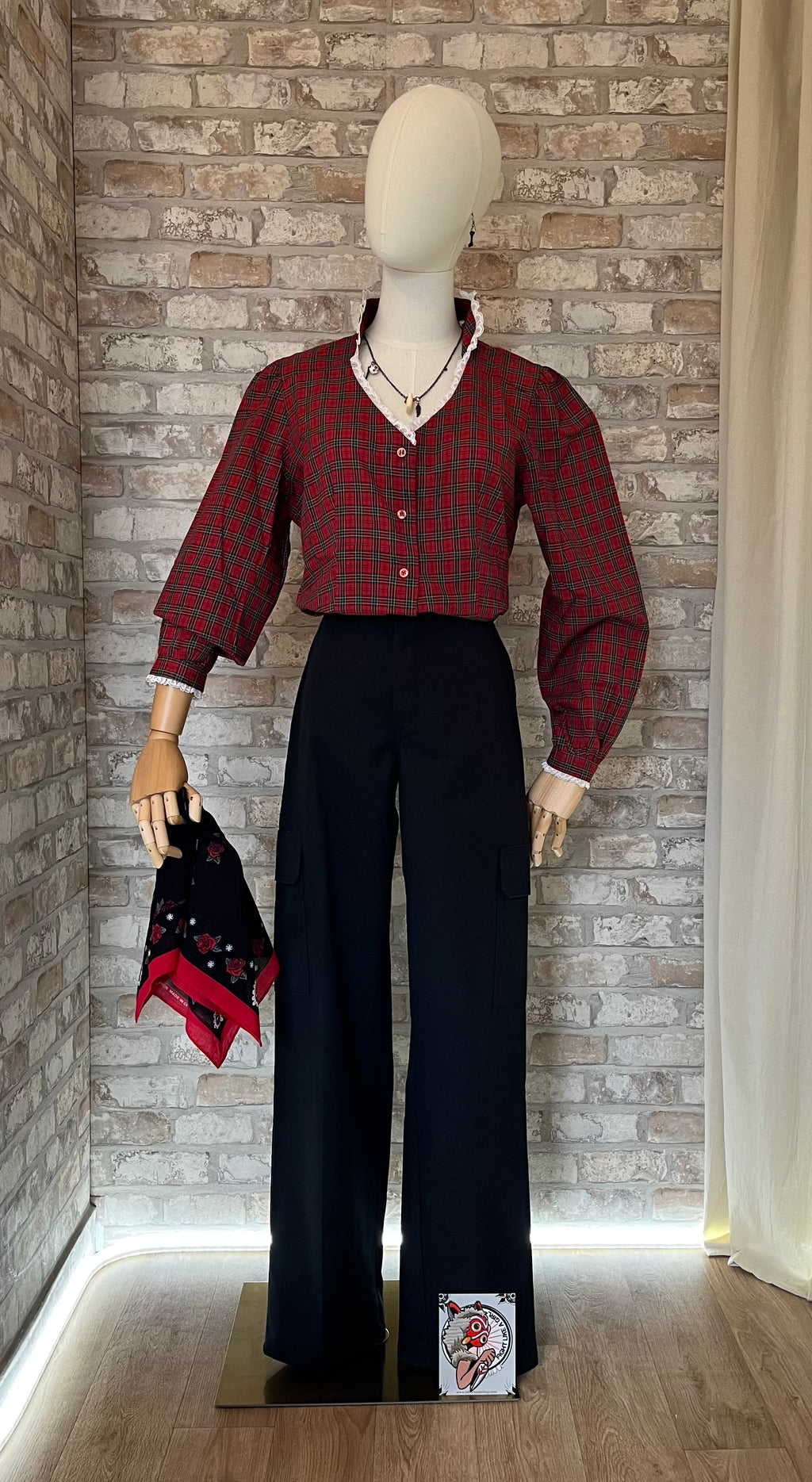 Pantalon cargo noir Dickies Straight Fit porté avec une chemise vintage Shirtcraft en tartan rouge à dentelle, vue de face.