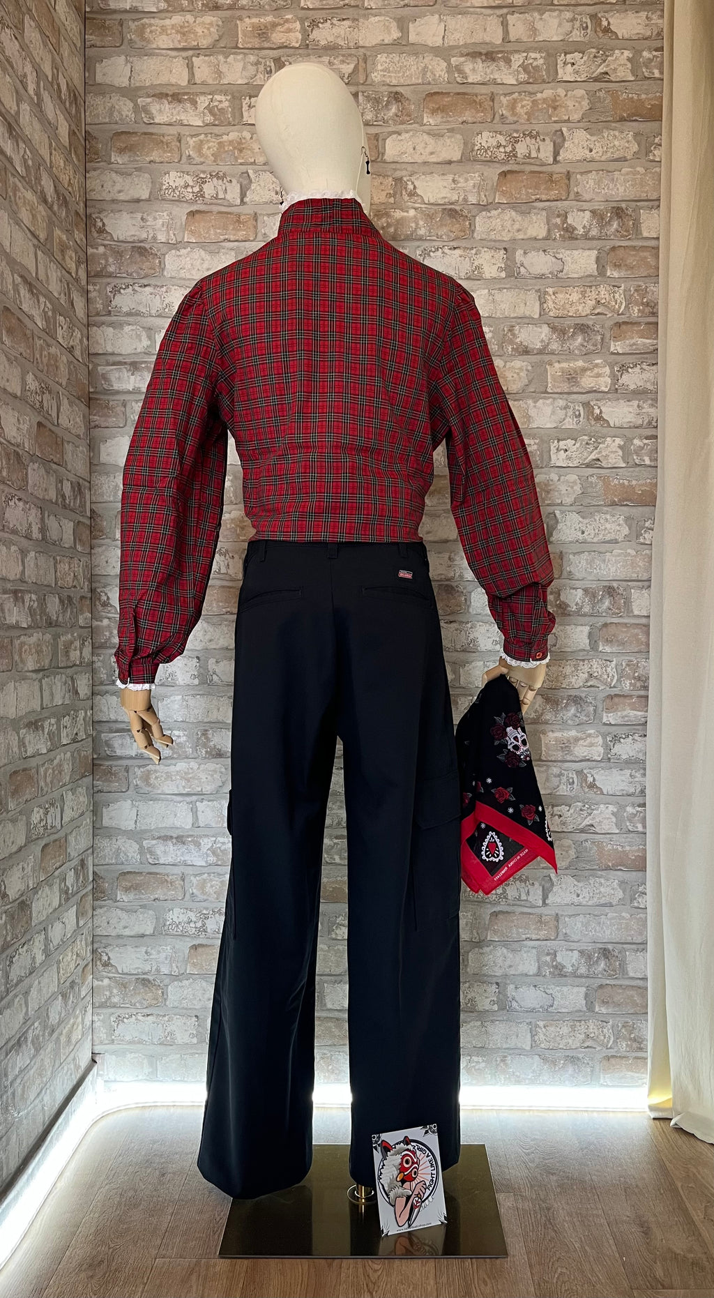 Vue arrière du pantalon cargo noir Dickies associé à une chemise rétro et un bandana vintage.
