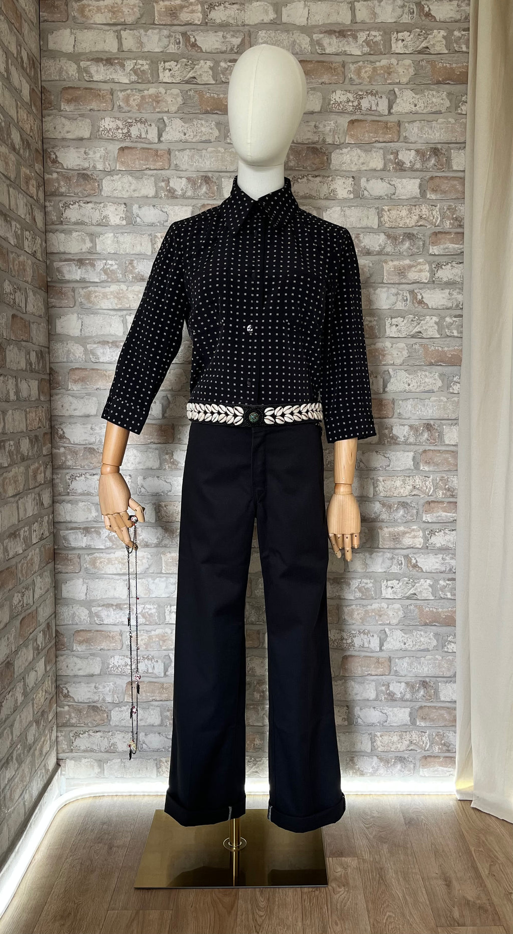 Chemise Vintage | Trussardi | Imprimé Graphique noir et blanc | Luxe Japon / Ceinture Bijou Artisanale Cauris & Perles | Style Boho-Chic Vintage / Sautoir Talisman Corne Tribale & Plumes / Pantalon Dickies 874 Original Fit