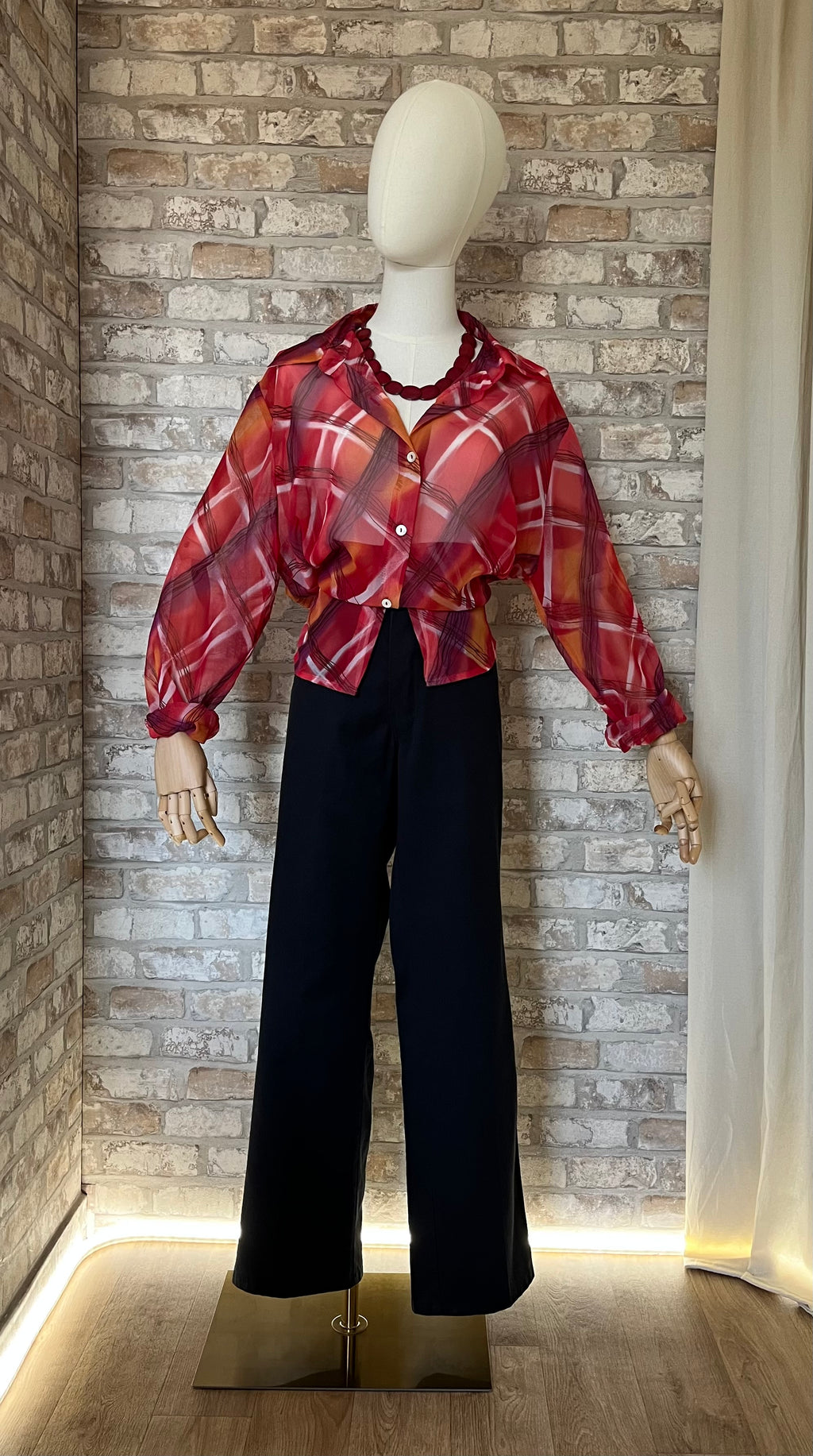 Chemise Vintage Voile Transparent | Imprimé Abstrait Sunset & Arty | Impressions | Corée / Pantalon Dickies/ Collier bois laqué rouge carmin vintage