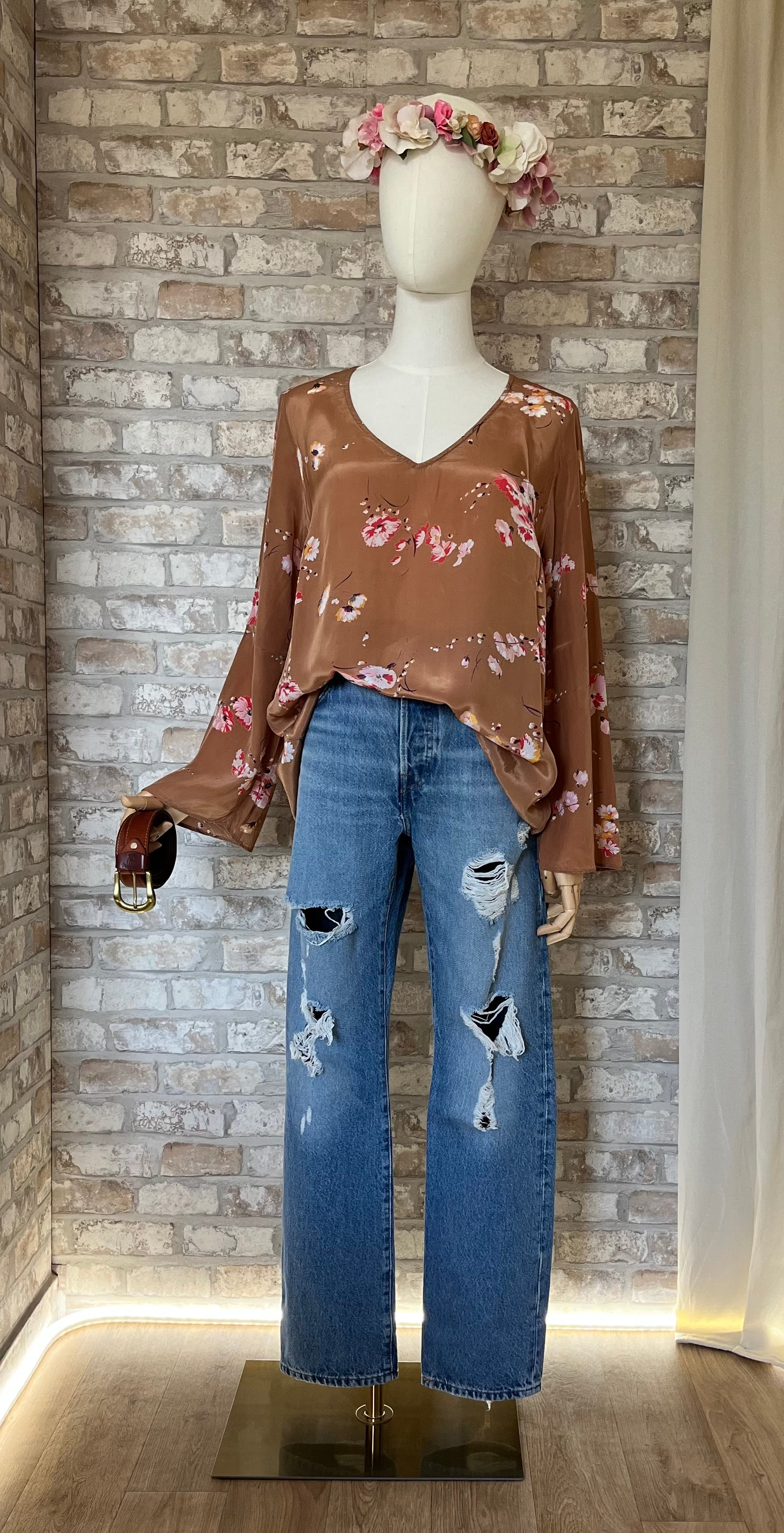 Chemisier Romantic Norway | ByTiMo | Imprimé Floral & Poétique | Style Bohème Chic | Design Oslo / Jean Levis 501 Distressed / Ceinture El Macho en cuir