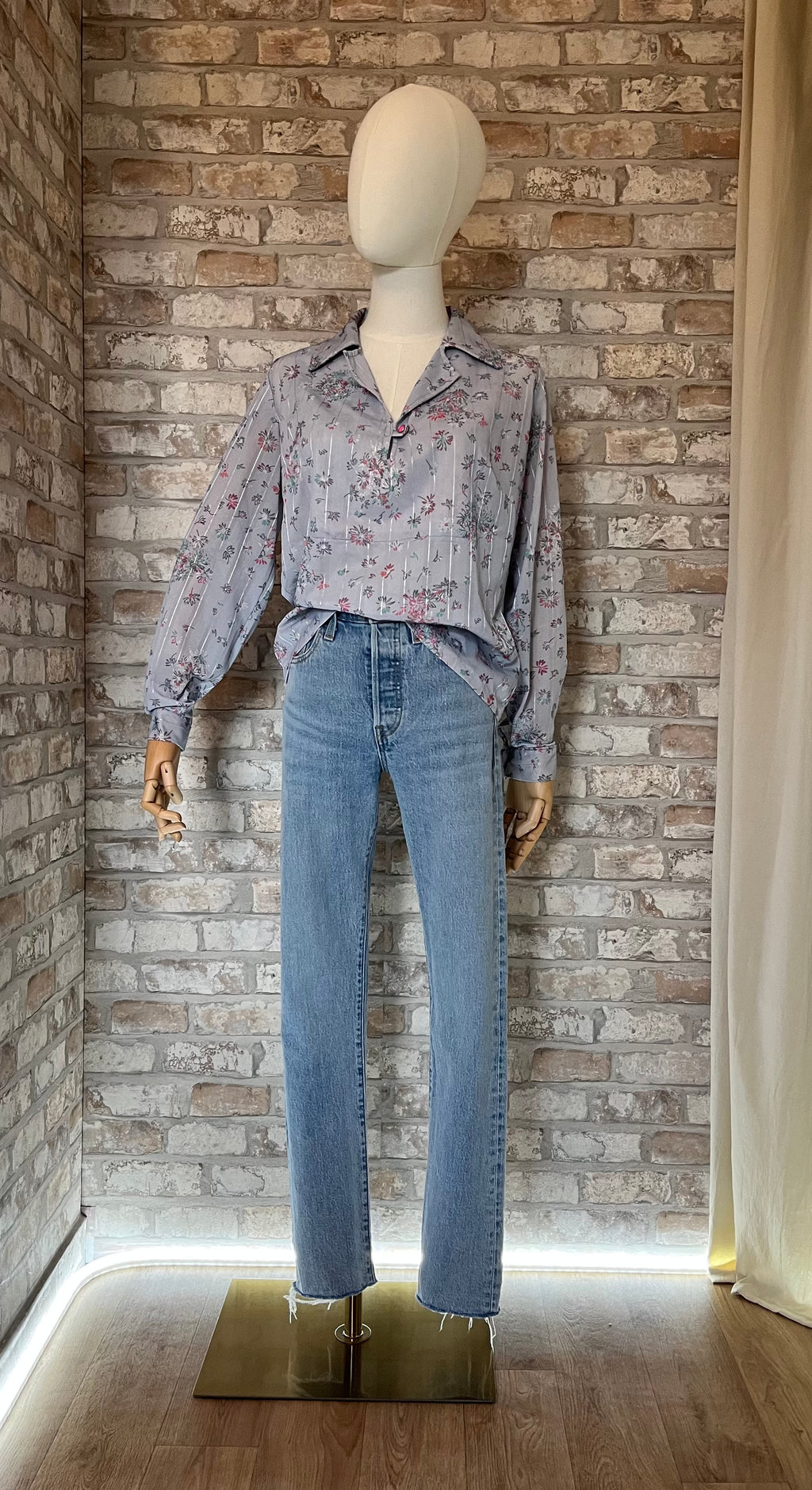 Chemisier Vintage | 70s | Fleurs & Fils Argentés | Boutons Pop Rose / Jean Levi's 501 Original | Coupe Skinny Premium | Bleu Lightwash & Raw Hem - W25 L30