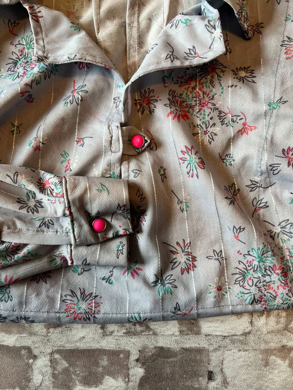 Chemisier Vintage | 70s | Fleurs & Fils Argentés | Boutons Pop Rose / détails boutons