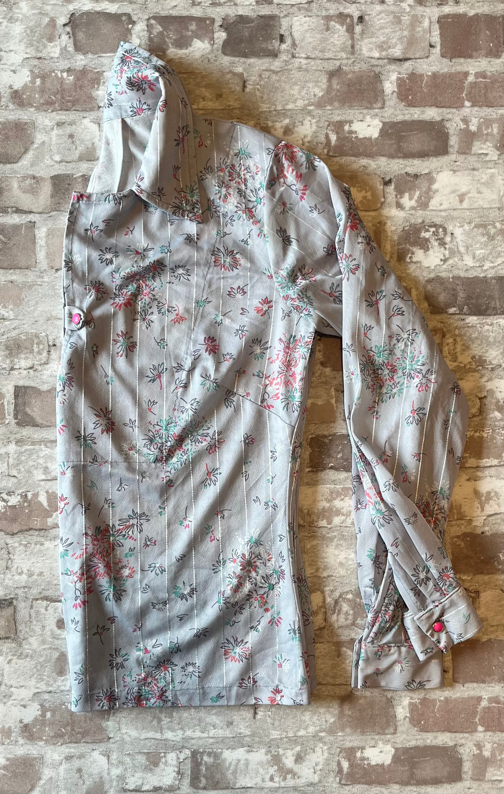 Chemisier Vintage | 70s | Fleurs & Fils Argentés | Boutons Pop Rose / profil